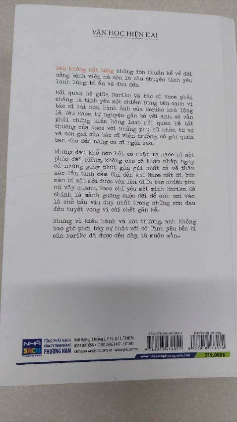 “Đèn không hắt bóng “ ( Vô ảnh đăng ) mô tả công việc thường ngày ở bệnh viện, khắc họa chân dung, những suy tư của người làm việc trong ngành y ở Nhật Bản. Tác phẩm là những chắt lọc tinh tế về bản tính của con người, về khoảng cách giữa việc con người sống thế nào trên thực tế và cách mà người ta phải sống thế nào. Câu chuyện xã hội nước Nhật dù ở những năm 70 thế kỷ trước có nhiều nét tương đồng với xã  hội Việt Nam hiện nay.