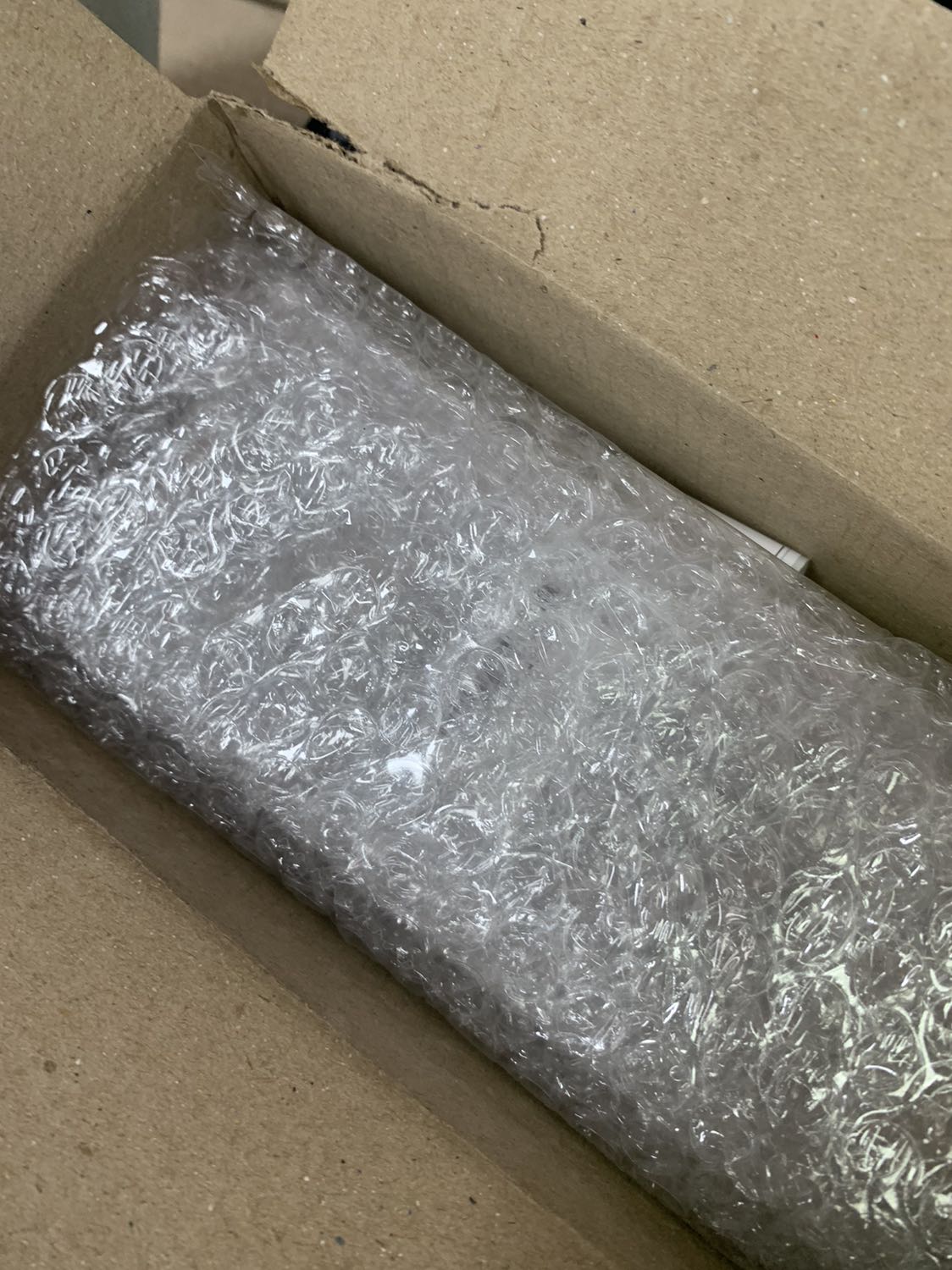 Đã nhận được miếng dán cường lực. Hàng đóng gói cẩn thận, shop còn tặng thêm mấy đồ nhỏ nhỏ xinh xinh nữa.