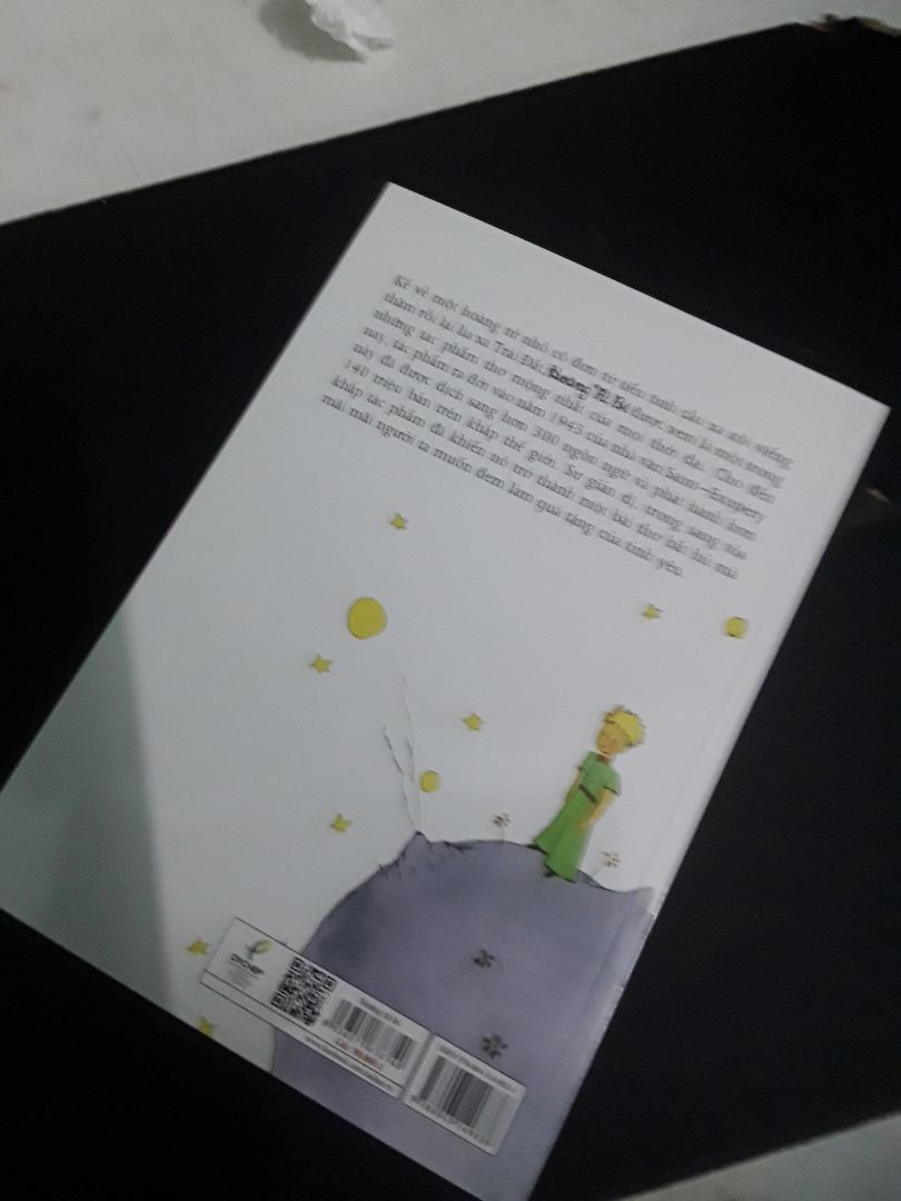 Sách được đóng gói rất kỹ, kỹ tới mức quấn 2-3 lớp, lột quài không ra. Giao hàng trên tiki rất nhanh tầm 2-3 ngày. Trải nghiệm lần thứ 2 mua sách trên tiki rất ưng ý, có điều gặp nhiều trục trặc khi sử dụng app. Hoàng tử bé bản này có phần to hơn, và giấy cứng cáp hơn, có hình minh họa của chính tác giả. Hoàng tử bé là một cuốn tiểu thuyết quá nổi tiếng trên thoài thế giới. Cuốn sách chứa đựng rất nhiều bài học, triết lý, nghệ thuật sống,...