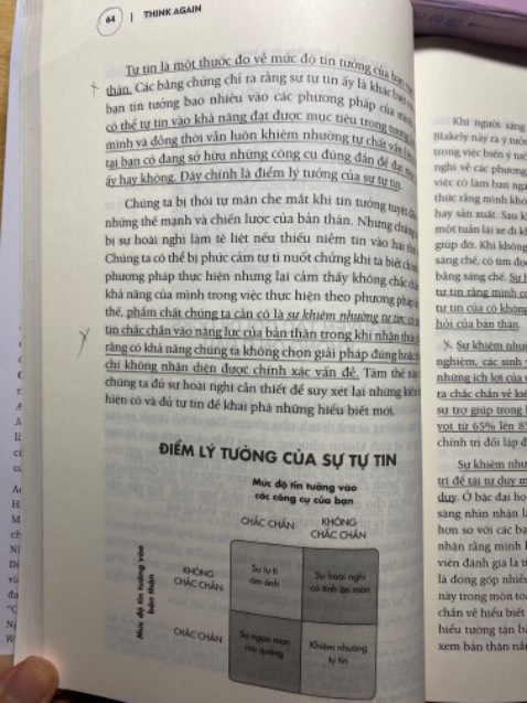 Lại một cuốn sách tuyệt vời nữa của Adam Grant! Mình chưa từng nghĩ tới Tái tư duy - nội dung xuyên suốt cuốn sách này, vậy nên khi đọc về nó mình rất hào hứng. Mình rất thích cách tác giả đặt vấn đề, lập luận về Tự tin khiêm nhường, Tranh luận sao cho thuyết phục, Hạnh phúc, hay Khám tổng quát định kỳ cho định hướng nghề nghiệp.
High recommend cho bạn nào muốn xây động lực, phương pháp, cách thức để phát triển bản thân, học tập mỗi ngày!