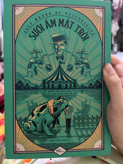 Một cuốn sách đáng đọc, một quá trình trưởng thành từ một cậu bé yếu ớt, nhút nhát đến một người đàn ông lịch lãm, thành công. Vui có, buồn có, nhiều lúc đọc cũng cảm thấy thật bực mình bởi những trò đùa quái lại của nhóc đó. Nhưng sau đó lại thấy thương. Quyển này có thể đọc mà không dính dáng đến Cây cam ngọt nhiều lắm.