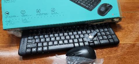 Tiki giao hàng siêu nhanh.
Phím bấm nhẹ, êm. Tuy nhiên, bàn phím hơi nhỏ so với bàn phím thường nên lúc đầu người dùng không quen lắm. 
Trước giờ mình cũng xài chuột logitech loại quiet nên giờ nghe lại âm thanh click chuột cũng chưa quen.
Có điều là usb kết nối máy tính, bàn phím không thiết kế chỗ gắn khi không xài nên rất dễ rơi rớt, mất.
Nhìn chung tương đối hài lòng với sản phẩm này.