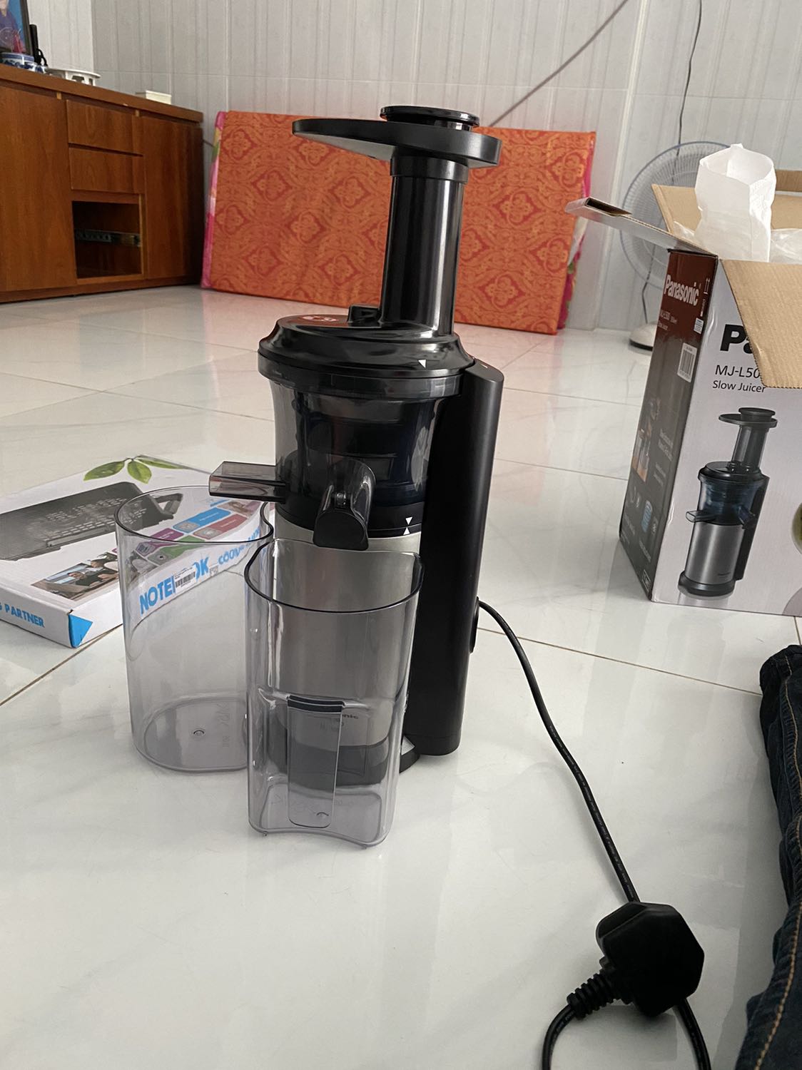 - Thùng có dấu hiệu tháo ra do viết giấy bảo hành, hàng nhập khẩu nên giá rẻ hơn chính hãng rất nhiều, dự kiến 1 tuần giao tới (Hà Nội vào SG) nhưng 5 ngày đã giao. Lắp rắp cũng chỉ mất 5’ (có thể lên youtube coi, nhanh hơn là coi sách hướng dẫn)
- Chất lượng chưa biết như thế nào nhưng cứ cho 5 sao trước đã - Thùng có dấu hiệu tháo ra do viết giấy bảo hành, hàng nhập khẩu nên giá rẻ hơn chính hãng rất nhiều, dự kiến 1 tuần giao tới (Hà Nội vào SG) nhưng 5 ngày đã giao. Lắp rắp cũng chỉ mất 5’ (có thể lên youtube coi, nhanh hơn là coi sách hướng dẫn)
- Chất lượng chưa biết như thế nào nhưng cứ cho 5 sao trước đã