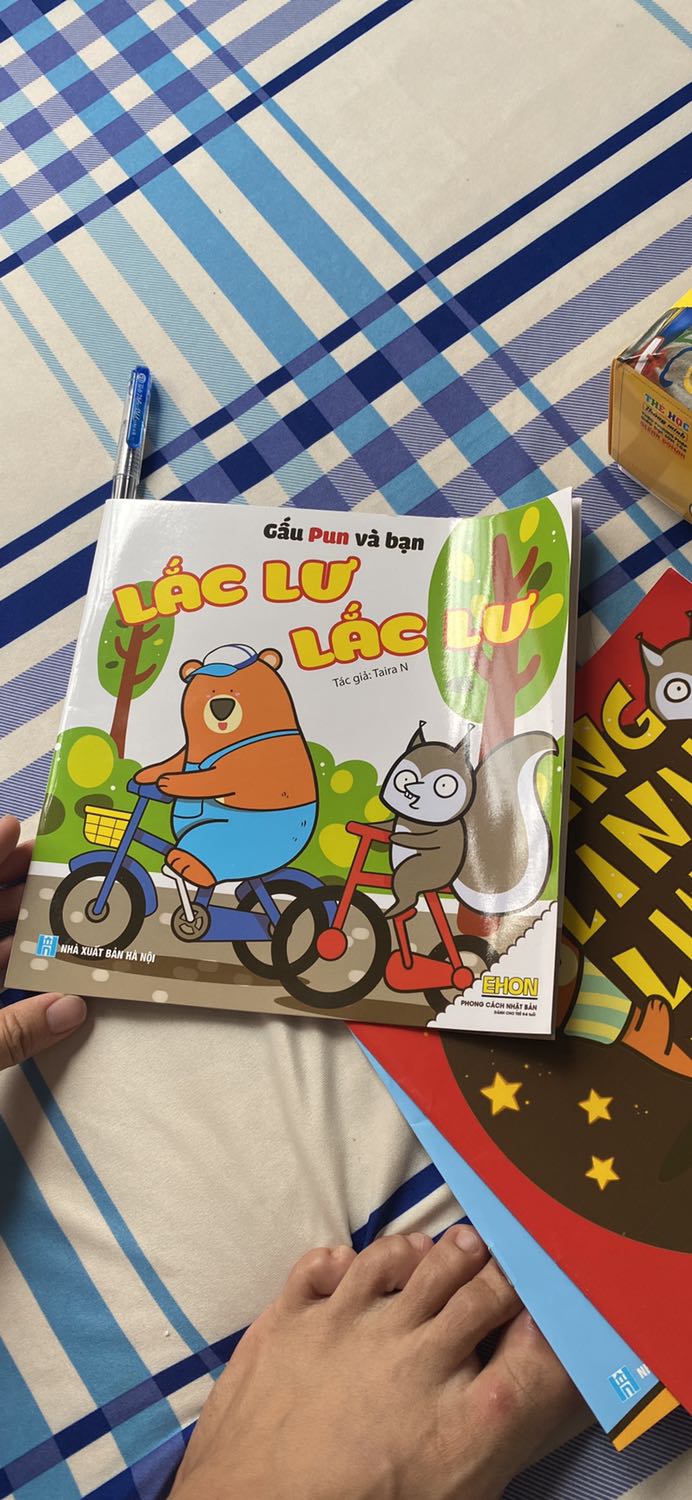 Giấy quá mỏng, không tưởng tượng được!
Những cuốn ehon mình mua cho con mình chỗ khác bìa cứng và dày bé có thể lật được...
Không hài lòng!!
Lúc nhận bìa bị cong