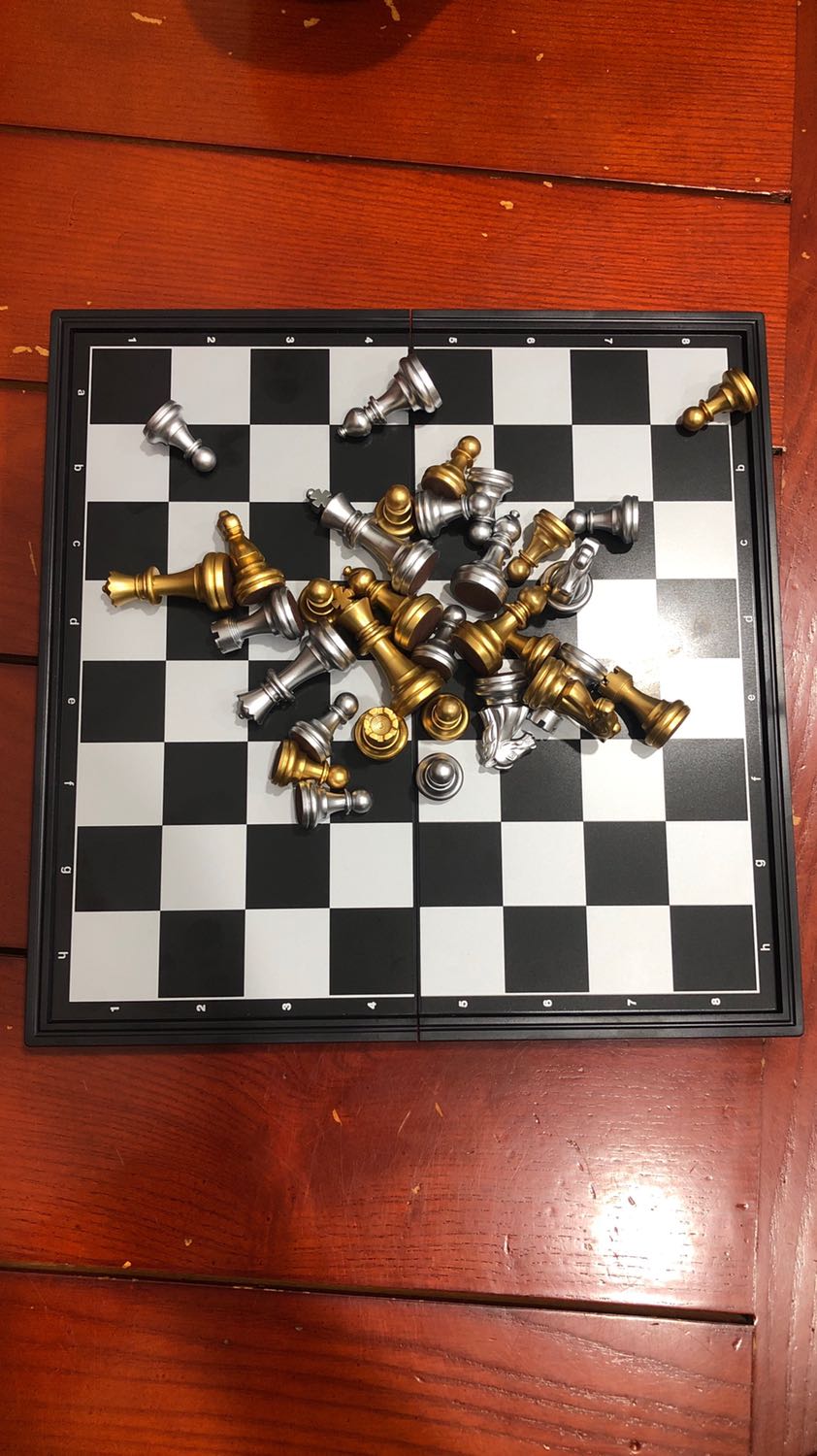 Hàng giao không đúng như mô tả. Bàn và quân cờ là nhựa, không phải gổ. Kt bàn 25x25. Quân cờ bé tẹo. Tôi muốn trả lại hàng hoặc đổi lại đúng như mô tả