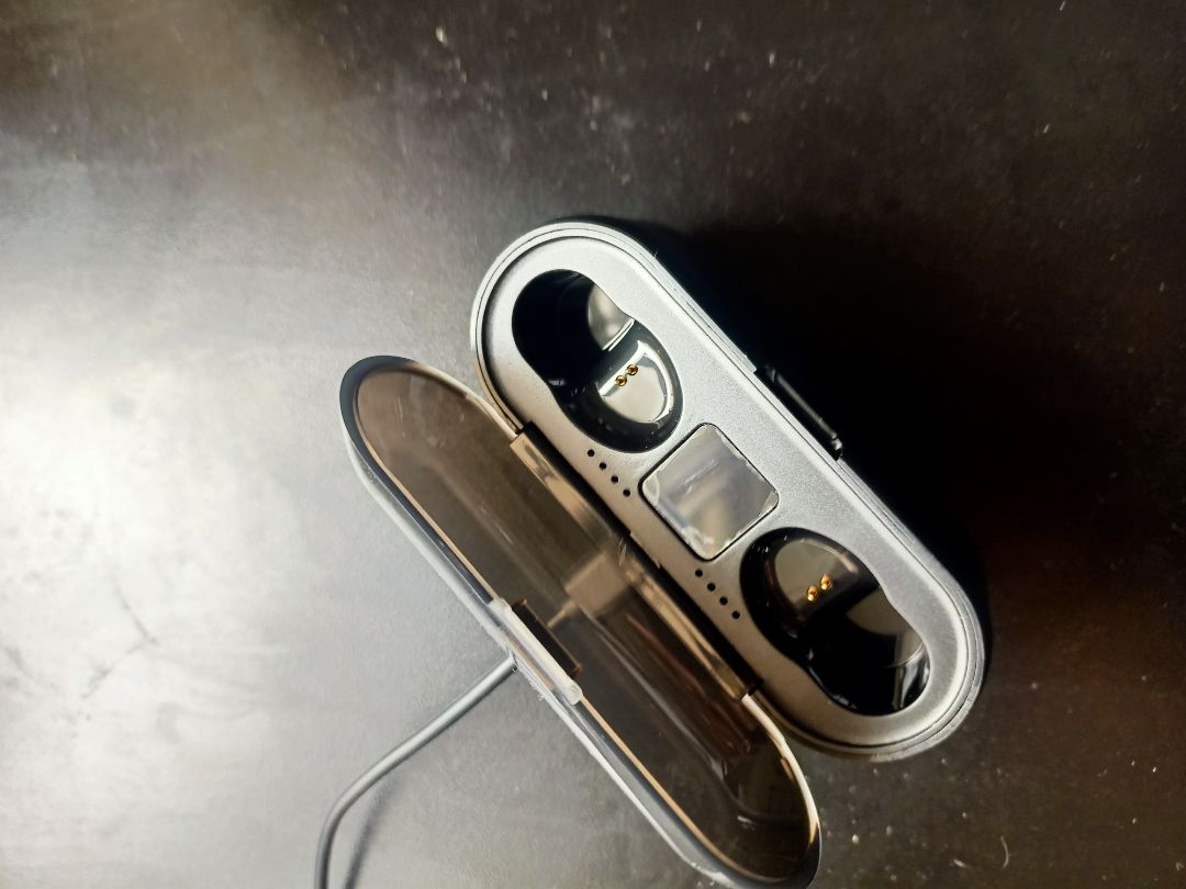 Chắc shop giao nhầm, Mở hộp ra thì 1 cái nghe dc, cái còn lại không, còn cốc sạc thì hỏng, sạc từ lúc mở hộp đến h vẫn ko có điện. Đề nghị đổi trả.