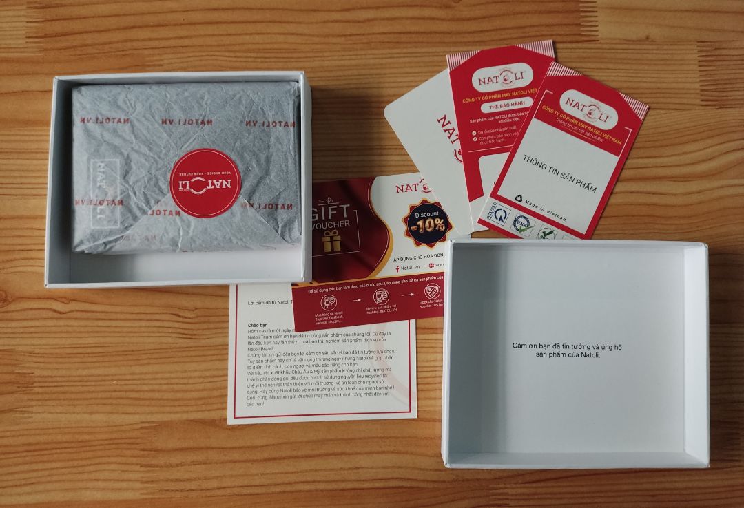 Giao nhanh, đóng gói đẹp, chỉn chu. Mà bóp hơi nhỏ, mình nhét vào cũng  ít tiền mà nó cộm lên không gập ví lại được :'(