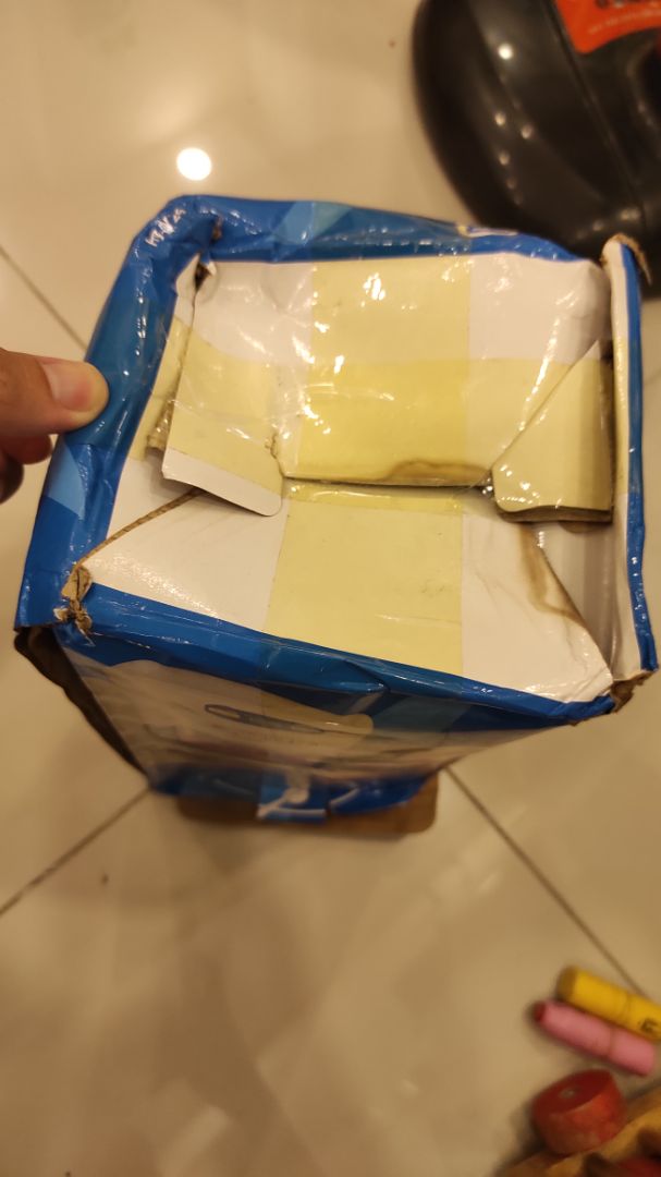 hộp móp méo, úa vàng, mềm nhũn ra như là hàng cũ, không biết chất lượng thế nào nhưng nhìn cái hộp là hết muốn sài. 
đặt hàng ở cùng thành phố HCM mà giao hơn tháng trời, trễ hẹn nữa