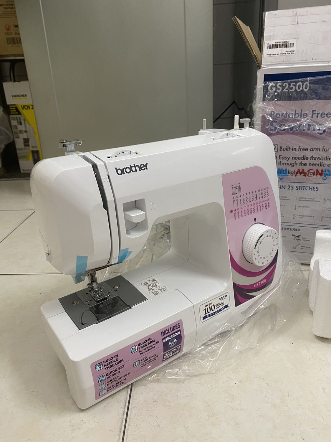 Máy đẹp, đúng mẫu, giao nhanh chỉ trong 1-2 ngày là nhận được. Có phiếu bảo hành đầy đủ. 
Phụ kiện đầy đủ đc bỏ trong túi zip và nhét vào khe hộp xốp… làm ban đầu mình kiếm hoài ko thấy cứ tưởng là thiếu 😂😂