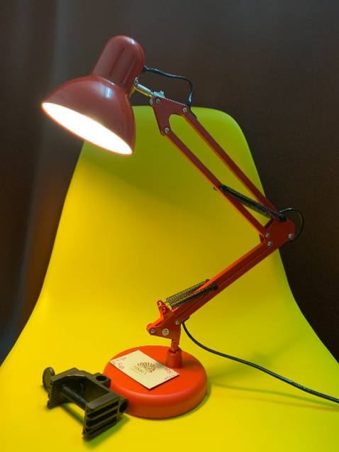 Đóng gói sản phẩm rất chắc chắn, có đầy đủ bóng đèn, chân đèn và kẹp kèm theo, có kẹp nên rất tiện cho việc tháo lắp ở các vị trí khó. m thích kiểu dáng này bị m thích decor theo kiểu cổ điển, đèn được sơn lớp sơn tĩnh điện khá mịn, đèn nhiều khớp xoay khá linh hoạt, so với mức giá m nghĩ khá là hời, sẽ ủng hộ shop tiếp lần sau