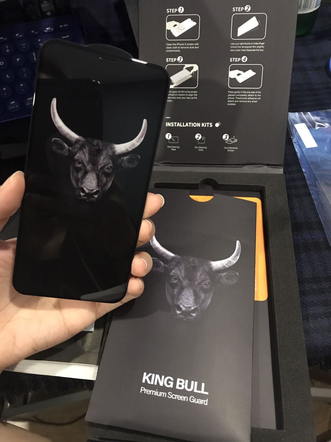 Giao hàng nhanh và đúng như mô tả. Hàng đóng gói đẹp, nhìn khá sang xịn mịn. Mình chỉ hơi tiếc là viền hơi lộ, không biết bản ko viền có đẹp hơn ko.