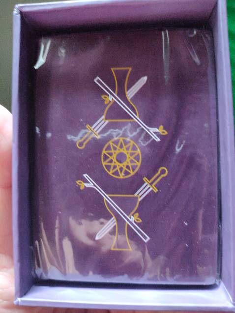 Bộ bài giống với hình, chất liệu bóng đẹp, cầm vừa tay, bài không quá dày hay mỏng, có sách hướng dẫn kèm theo.