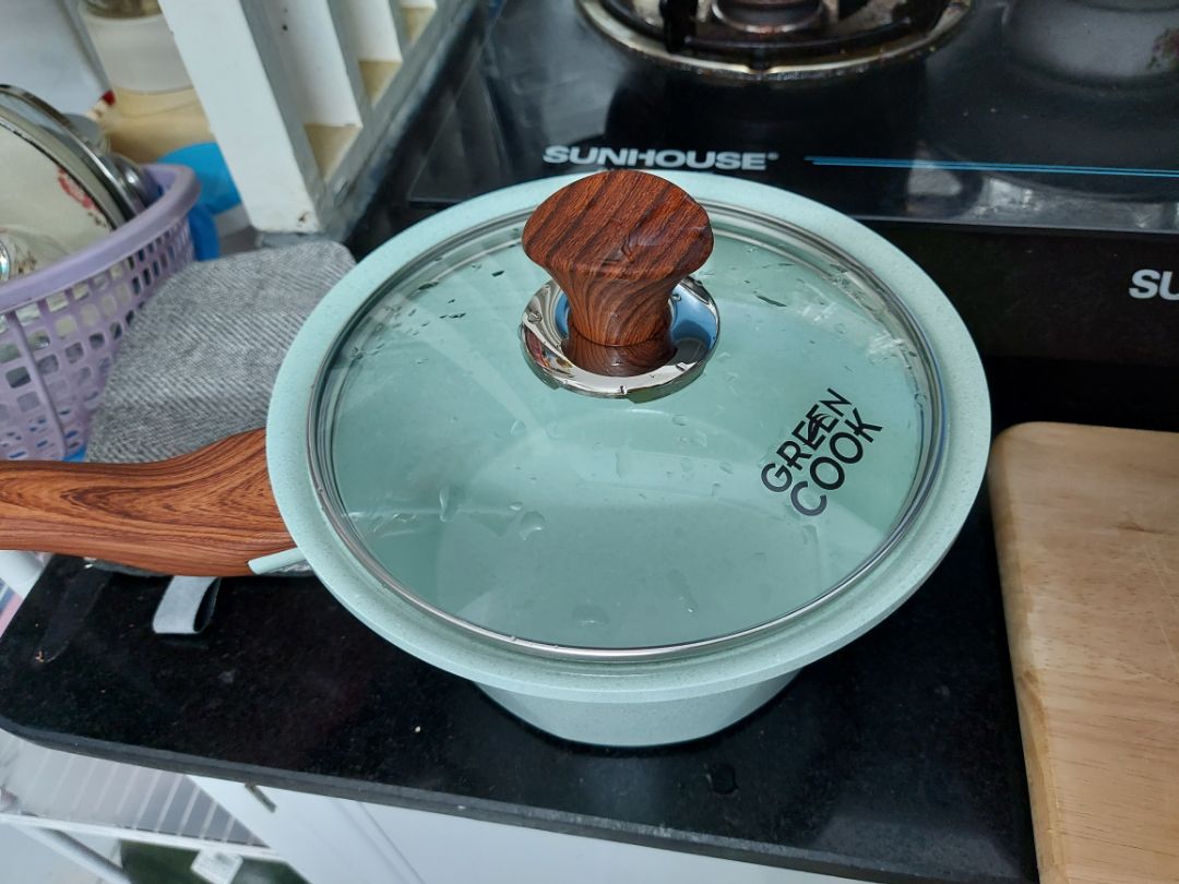 Nồi màu xinh, dày dặn chắc chắn, cán gỗ nhìn đẹp. Sáng nay nhận hàng, thích lắm. Lát xíu nữa nấu ăn kkk