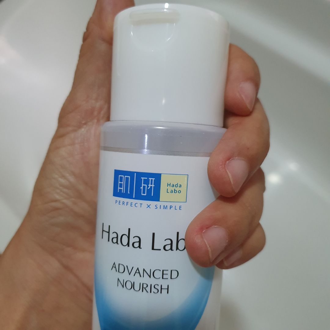 Hada labo luôn tốt, làm lotion mask rất hiệu quả. Thấy giới thiệu có khả năng giữ ẩm 36 giờ. Điểm trừ duy nhất là nắp mở không chiều tay, kiểu hàng gia công, không giống với các sản phẩm Nhật thường thấy