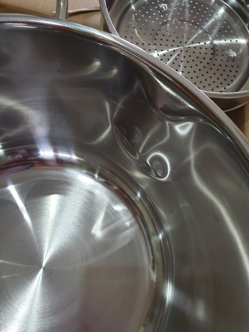 giao hàng chậm hơn 3 ngày so với dự kiến. Nồi và chảo bị lõm.