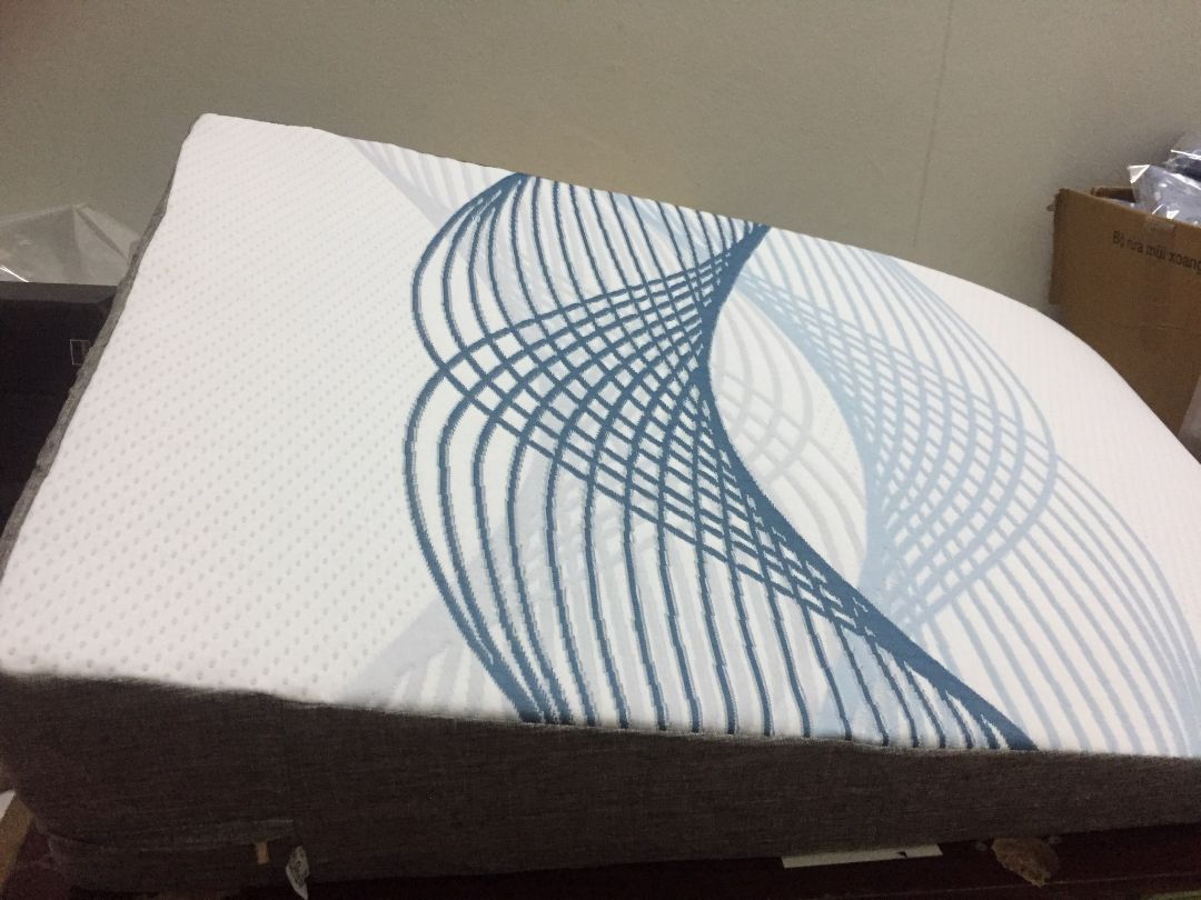 Gối rất lớn nha mọi người, gọi là đệm luôn cũng được, đóng trong túi PVC rất gọn, có tem chống hảng giả luôn, túm lại là rất cẩn thận. Mới nằm được mấy hôm thấy cũng dễ chịu lắm. Đáng tiền đáng tiền