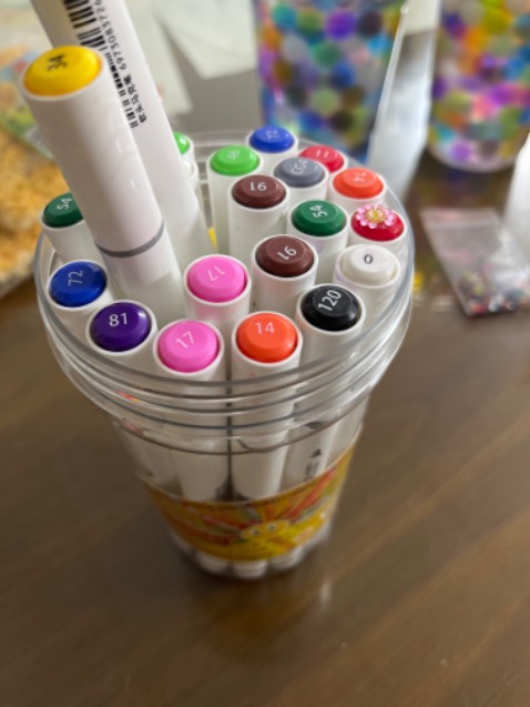 Bút rất tốt. Màu tươi đẹp. Mua liền 1 lúc 2 hộp. 2 bé sử dụng 2 tháng mà vẫn còn mực và tốt. Mình đánh giá hộp tô màu này là cực kỳ đáng mua cho những bé thích vẽ.