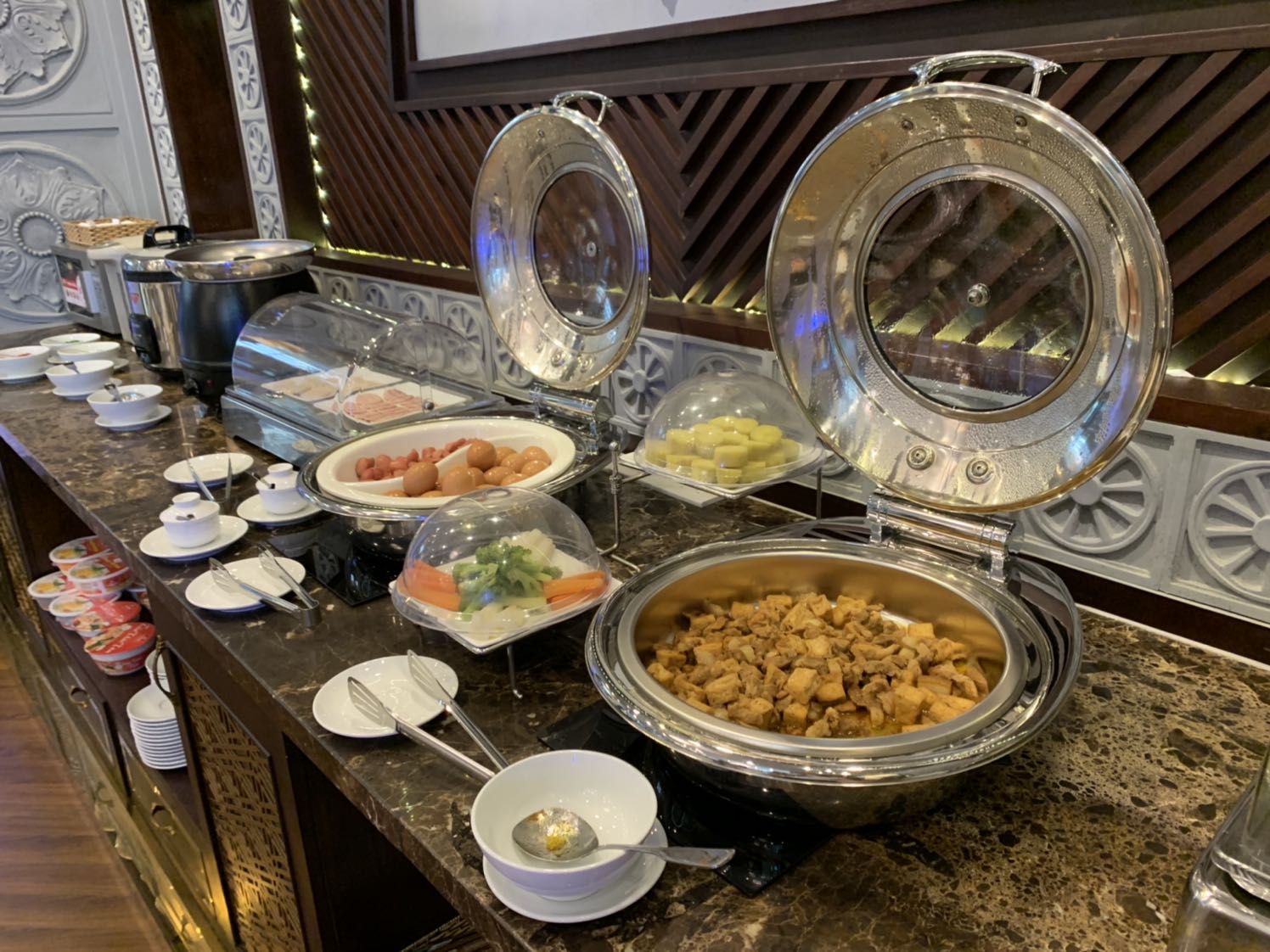 Không gian khá rộng rãi, thiết kế đẹp mắt.  Phòng chờ được sử dụng cho khách hạng thương gia của Bamboo Airways và Vietjet.
Do khá tò mò về dịch vụ này nên mình đã đặt dịch vụ phòng chờ trên Tiki giá rẻ hơn giá niêm yết một tí.