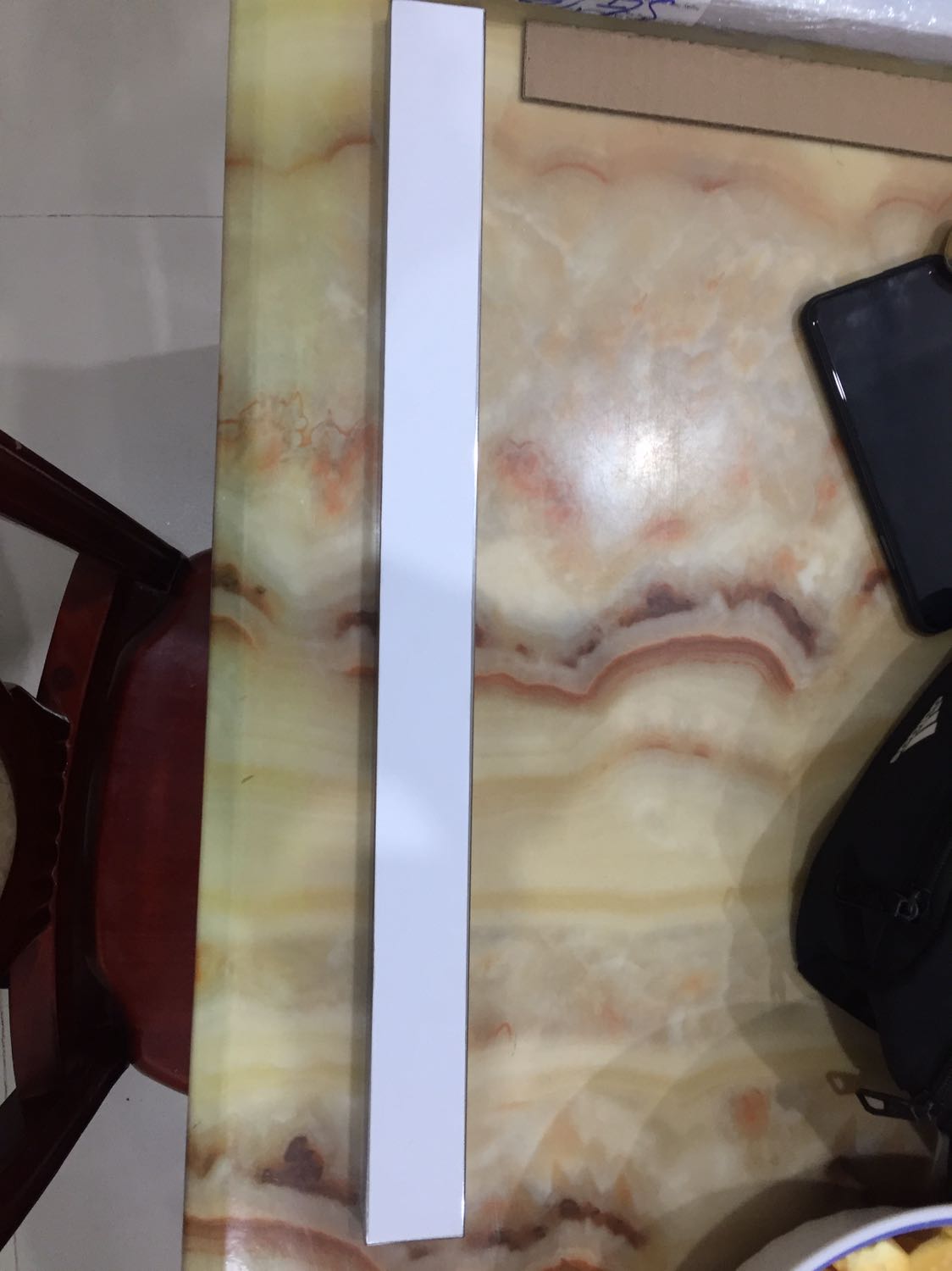 Sản phẩm khá chắc chắn và nặng giống các sản phẩm của amazon. Tuy nhiên mặt sau có dán xốp keo 2 mặt sẵn nên không biết chắc chắn không và bất tiện khi muốn dùng keo silicon để gắn vào mặt kính bếp và khó bắt vào tường gạch vì ko có lỗ bắt óc giống như amazon hay bán.