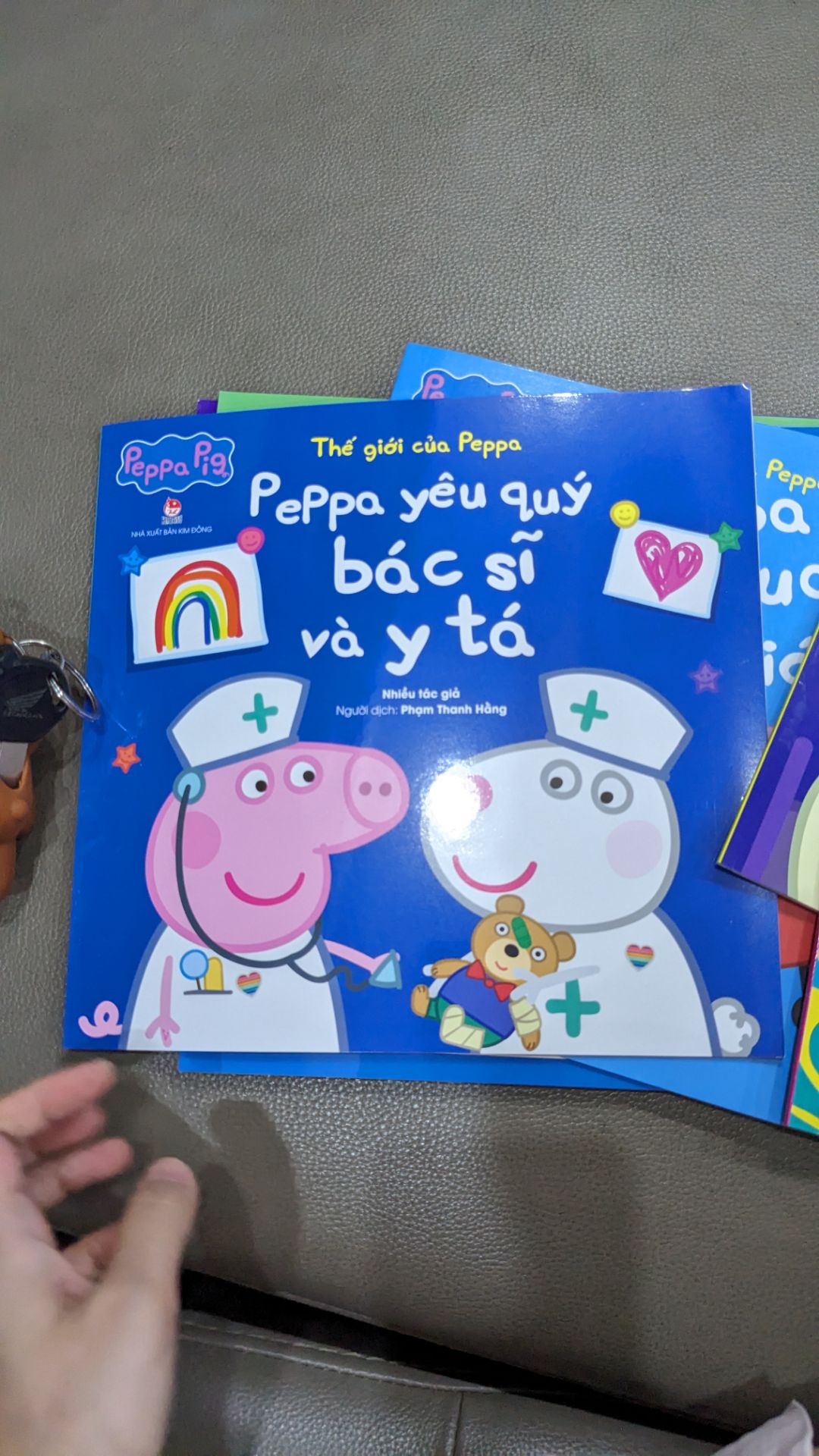 Sách in đẹp, khổ to. Giá mua ở đây rẻ hơn mua chỗ khác. Bé nhà mình rất thích đọc sách về peppa nên mua về cho đọc