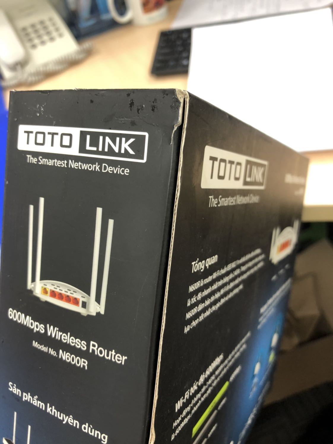 - Hộp rất cũ, không có bọc nilon, bị rách ở hầu hết các góc mép, không có 1 tem dán nào ở bên ngoài.
- Bao bọc máy bị rách, hình thức xấu, gây phản cảm.
- Tờ hướng dẫn bị gấp, nhăn góc