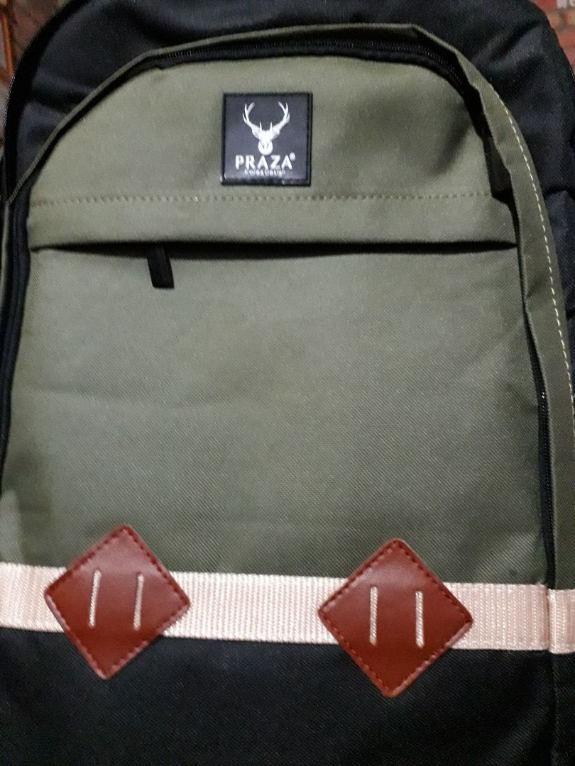 Đây là lần đầu tiên mình mua hàng trên Tiki mình thật bất ngờ khi hàng đc giao nhanh đến vậy. Hôm chủ nhật mình đặt thì chiều thứ 2 m đã có hàng r. Hàng y như hình mn ạ. quai thì chống đau lưng nè chỉ điều mình chưa sd nên k chắc nó có bền k. Balo rộng lắm nha mn. khoải mái đựng laptop,sách,vở...