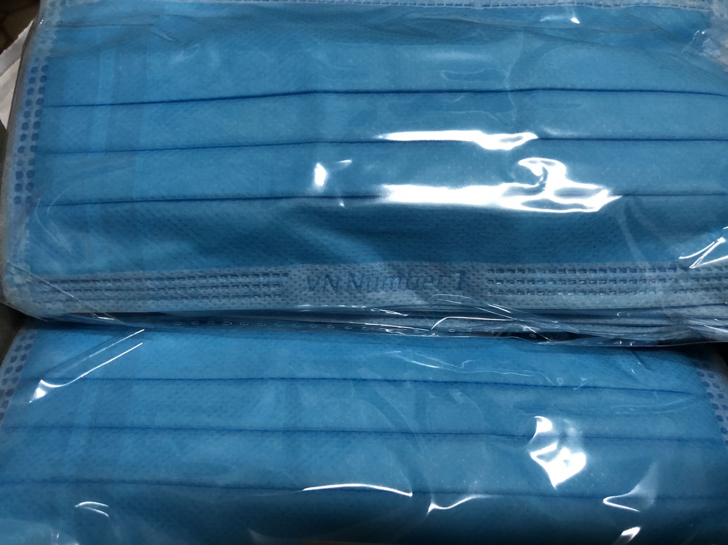 Mua onl rẻ hơn các tiệm bên ngoài
Được mã giảm 30k nên mình mua hẳn 3 hộp dùng dần
Tem niêm phong có vẻ kém chất lượng, bị cong mép, dán có vẻ không chắc chắn
Khẩu trang có in dập nổi logo của brand
Tuy là 4 lớp nhưng thấy mỏng hơn nhiều so với khẩu trang mua ở tiệm. Mình cắt ra kiểm tra thì vẫn 4 lớp nhé.
Tuy mỏng nhưng khả năng chống bụi chống mùi tốt. Lỡ đi ngang xe rác không thấy hôi.