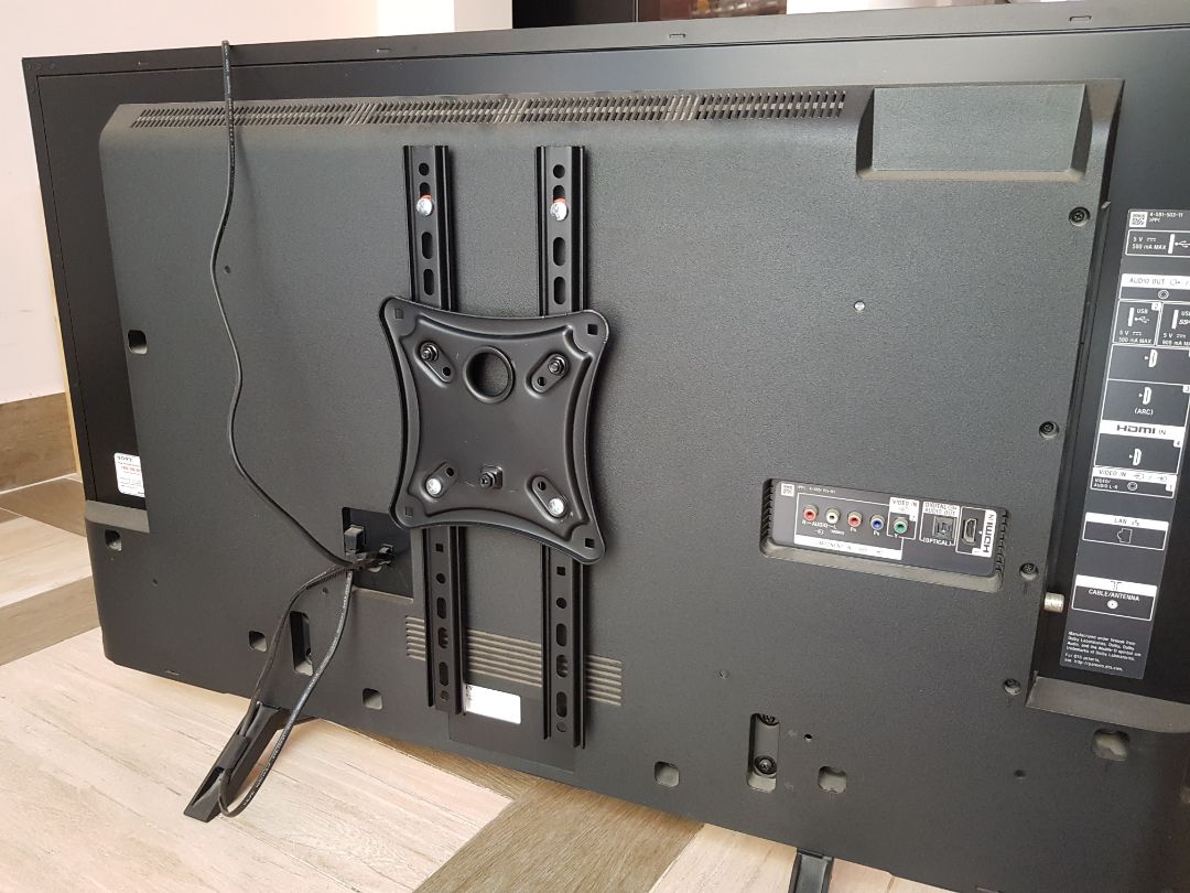 Sản phẩm đầy đủ phụ kiện và đẹp như mô tả. Tiki giao hàng rất nhanh, sớm hơn dự kiến 3 ngày. Khung treo đẹp, chắc chắn, chất lượng xuất sắc và rất dễ lắp đặt. Rất đáng đồng tiền ! Cảm ơn Tiki !