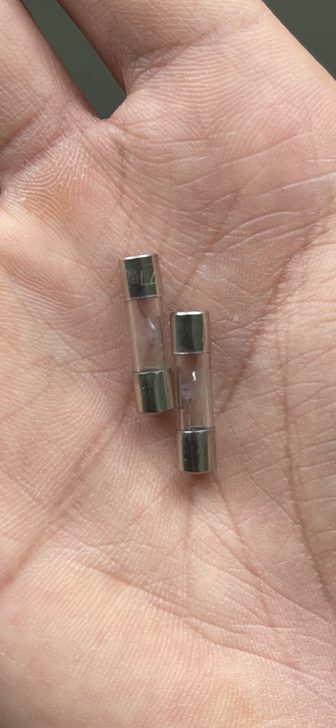 mới dùng để sạc pin cho đế sạc makita của Nhật hàng nội địa. 
5 phút cháy 3 cái cầu chì đi kèm.
cầu chì kém chất lượng hay sao vậy mn