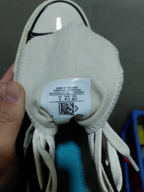 Hàng chuẩn real,đi êm, đẹp nhưng có một số lỗi nhỏ như chỉ thừa và hộp móp nhưng vẫn có thể bỏ qua!!