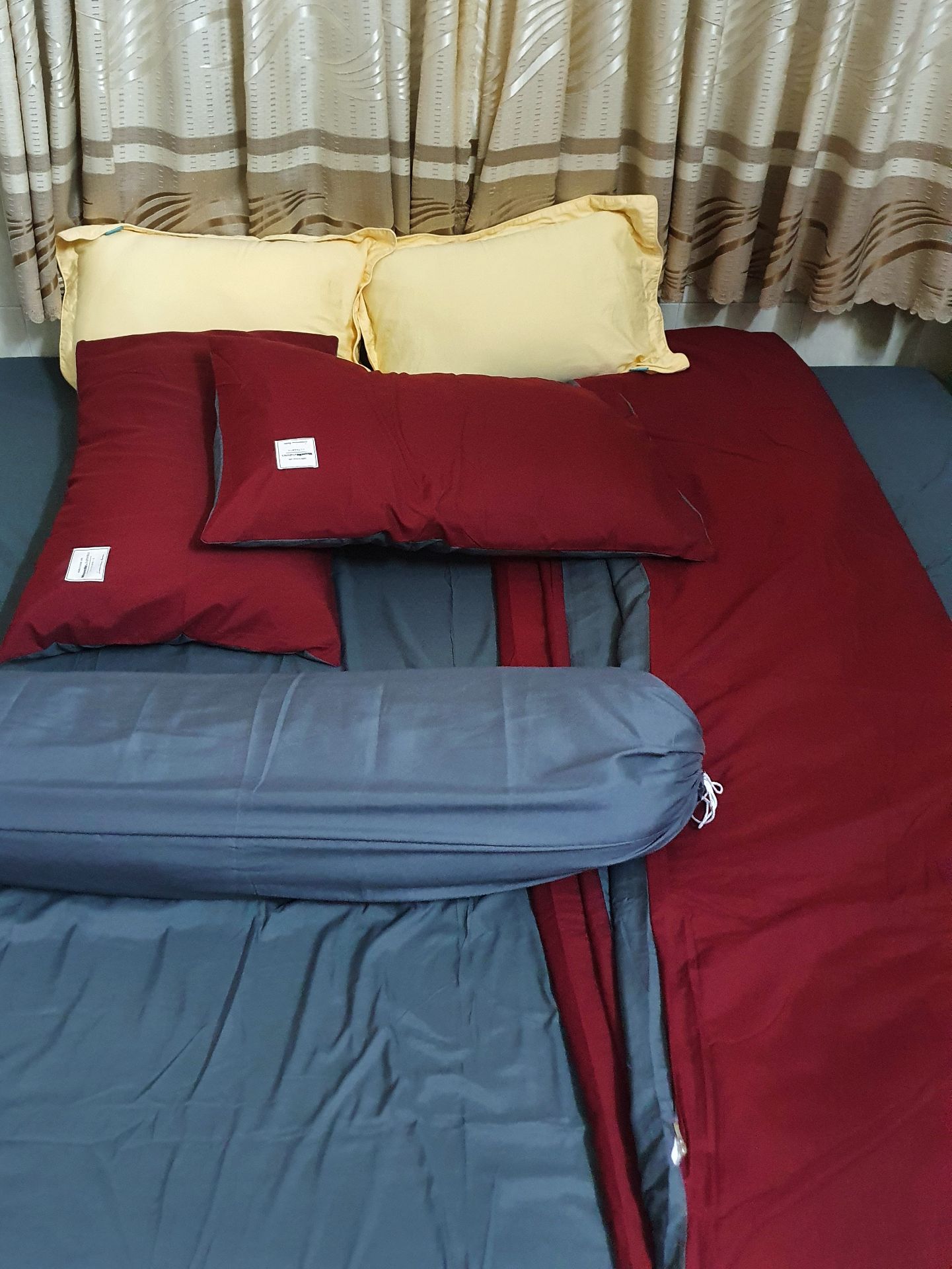 Bộ drap phối màu đẹp, đường chỉ may khá đẹp( trừ vỏ gối may hơi vụng)
drap m6x2m nhưng hơi rộng nên trãi bị đùng không được căng.
chất liệu vải mình nghĩ pha sợi tổng hợp nhiều nên độ thấm hút mồ hôi chưa tốt lắm. Dùng nằm phòng lạnh mình thấy cũng ổn, còn bình thường thì hơi bí.