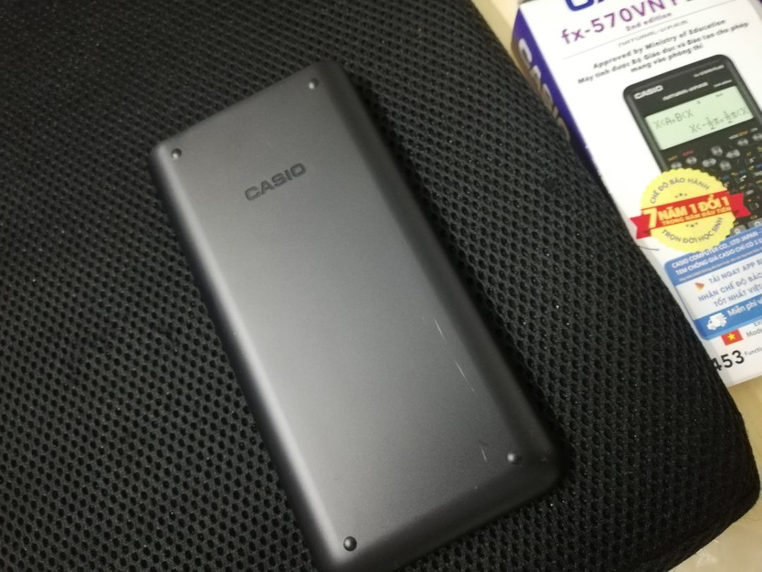 Tôi đặt hàng chính hãng mà nhà cung cấp giao hàng FAKE hay sao vậy? Mới gỡ tem đã thấy trầy xước rồi.