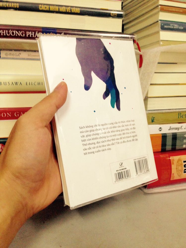 Không ở đâu mà tư duy phản kháng được truyền bá dữ dội như trong sách về chứng khoán. Các bạn sẽ thường xuyên đọc được rằng đừng mua, đừng tin những gì nhà môi giới khuyên, cũng đừng nghe những gì người quen, người thân nói. Nói chung bước vào thế giới chứng khoán chỉ nên tin vào bản thân mình! Còn đây là một quyển sách khuyên bạn nên đọc sách, được viết bởi một nhà văn - người viết sách - haha! Mình đọc quyển sách này với tâm lý phòng thủ, kiểu như "để xem cái ông này viết gì nào".

Mình tìm đến sách với mục tiêu ban đầu nhằm để rời xa thời đại số hóa. Mình muốn thay đổi từ "điện thoại lúc nào cũng trên tay" trở thành "đi đâu cũng cầm quyển sách", nên mình rất sợ tác giả sẽ nâng tầm việc đọc sách bằng cách hạ thấp những thiết bị công nghệ, hoặc chống lại cả thế giới bằng cách phê phán chuyện sử dụng những thiết bị đó, như thế thì sẽ rất thiếu thuyết phục.

Quyển sách này không như vậy, mà tác giả cũng không công kích cả thế giới như mình lo sợ. Ông nhẹ nhàng chăm lo cộng đồng đọc sách bằng cách chứng minh những hiệu quả, những thay đổi sẽ tác động đến con người như thế nào nếu chúng ta đọc sách. Ông cũng không bài bác thế giới số, ngược lại ông thừa nhận sự rộng lớn của Internet như biển cả, thậm chí còn hướng dẫn cách ngụp lặn trong đó để thu lại những lợi ích mà không bị sa đà.

Trong quyển sách này chúng ta được giới thiệu nhiều sách hay, với rất nhiều thể loại mà theo lời tác giả là nhằm mở rộng tri thức. Chúng ta chỉ thường đọc trong phạm vi hiểu biết và tự khoanh vùng thế giới quan của mình lại. Tìm hiểu và đọc những điều mình không biết thực sự rất khó, vì vậy tác giả đã có những hướng dẫn rõ ràng để chúng ta từng bước chinh phục bản thân, nâng cao khả năng đọc hiểu, để có thể cảm nhận sâu sắc hơn, trở thành con người có tư duy tốt hơn và đến được “Nơi Chỉ Người Đọc Sách Mới Có Thể Chạm Tới”.

Những quyển sách tác giả nhắc tới mà mình thấy có bản tiếng Việt:

•	Luận Ngữ (có thể tìm đọc Luận Ngữ Chú Giải của NXB Văn Học)
•	Luận Ngữ và Bàn Tính (NXB Nhã Nam)
•	Anh em nhà Karamazov (NXB Nhã Nam và Đông A)
•	Đồ Nhiên Thảo (nhà xuất bản IPM)
•	Hoàng Tử Bé (NXB Nhã Nam, Kim Đồng, Đông A)
•	Tư Duy Nhanh và Chậm (NXB Alphabooks)
•	Phúc Ông Tự Truyện (NXB Omega Plus)
•	Ngũ Luân Thư (NXB Omega Plus)
•	Tư Bản Thế Kỷ 21 (NXB Trẻ)