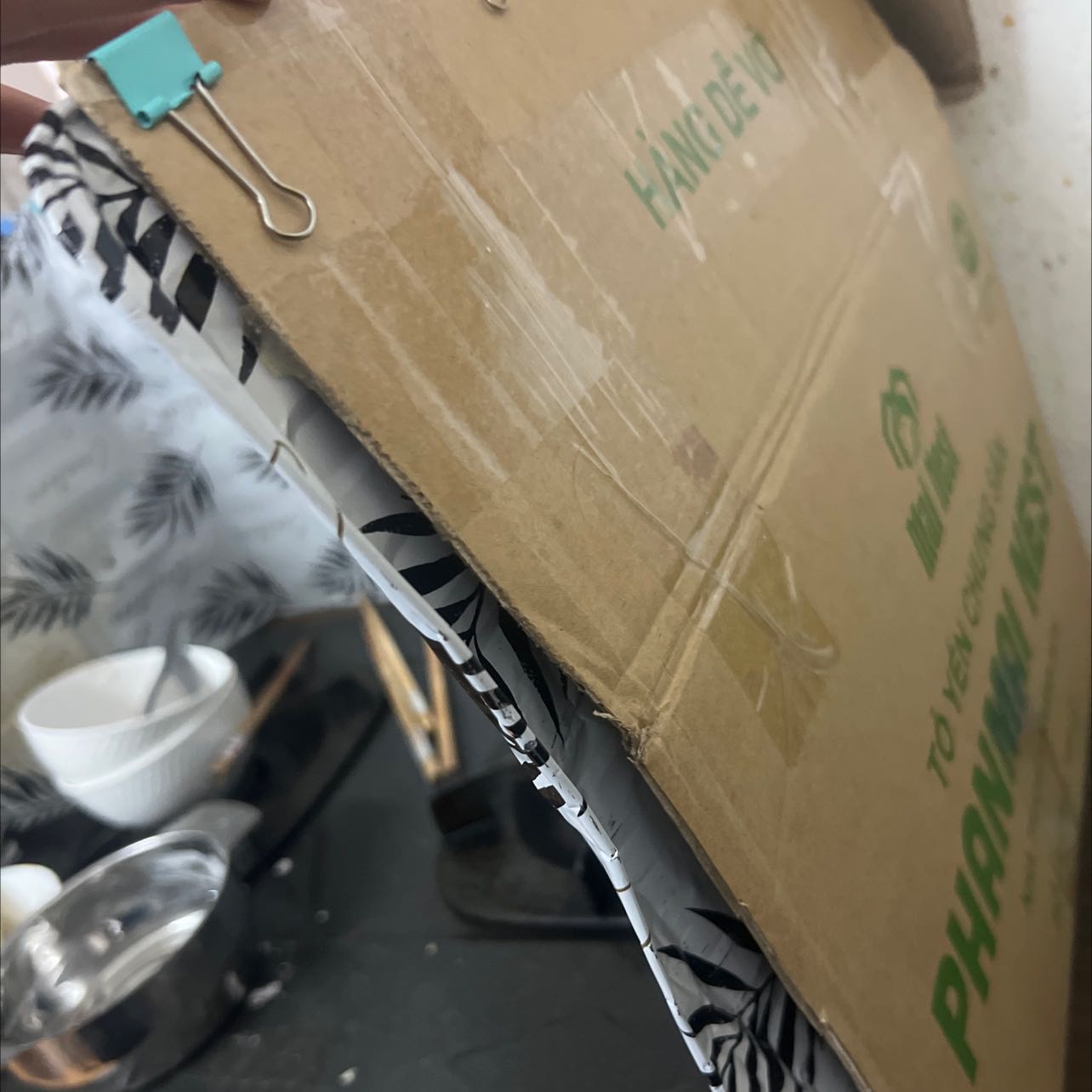 Miếng dán mỏng, yếu ớt, chất lượng kém