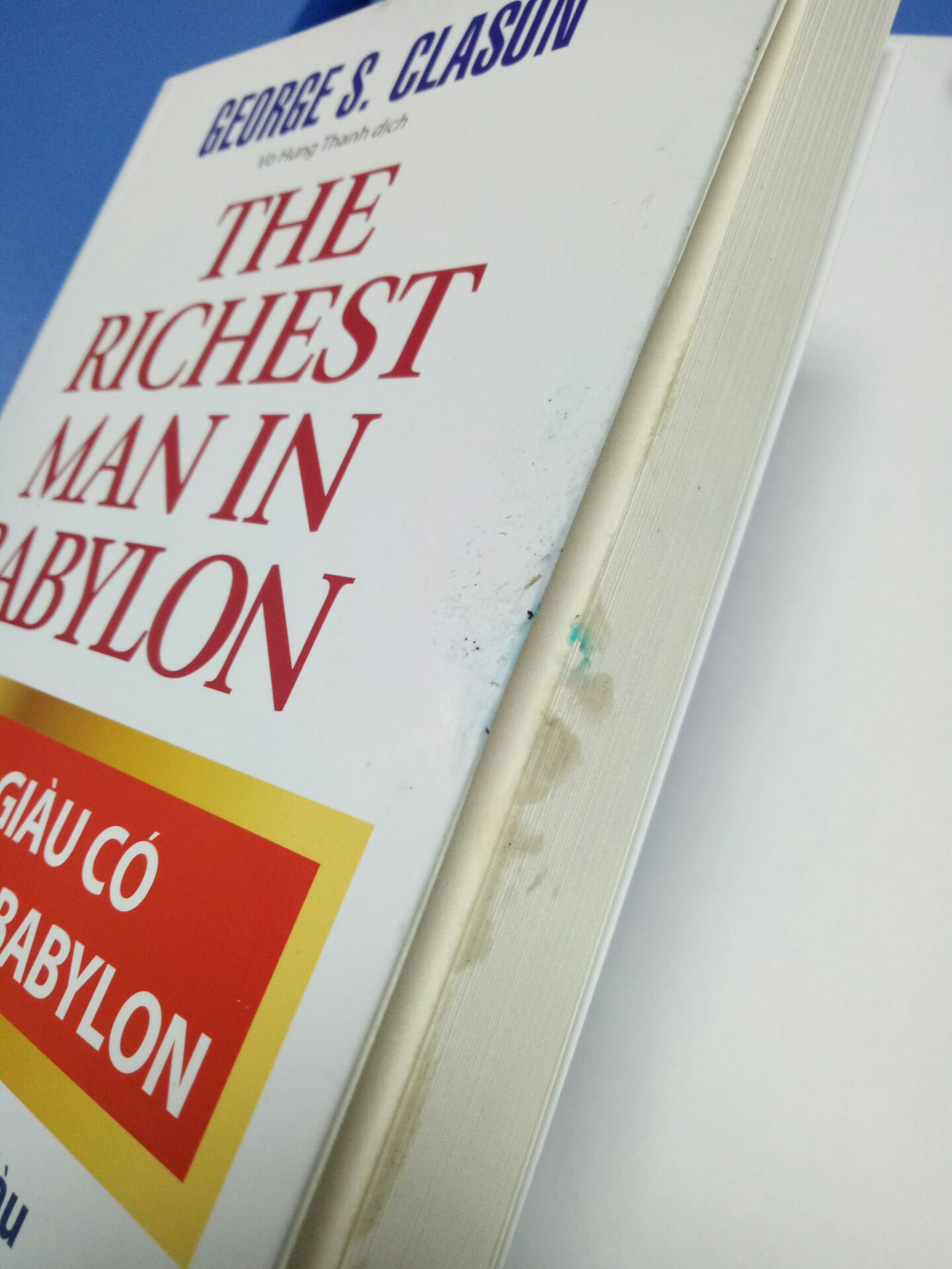 Đơn hàng của tôi có 3 sản phẩm nhưng trong đó 1 quyển "Người giàu có nhất thành Babylon" như bị hóa mỹ phẩm gì đó đổ lên, vừa bẩn vừa mùi rất nồng, ngay cả hộp giấy đựng hàng cũng nồng nặc mùi. Cuốn "Phi lý trí" thì gãy cả bìa. Tôi cũng đặt mua hàng tiki mấy lần chưa lần nào trải nghiệm tệ vậy. Giờ tôi muốn liên hệ đổi trả sách thì ntn? Còn 1 đơn sách nữa tiki chưa giao cũng nơm nớp lo. Chỉ đánh giá được 3 sao cho dịch vụ giao hàng nhanh