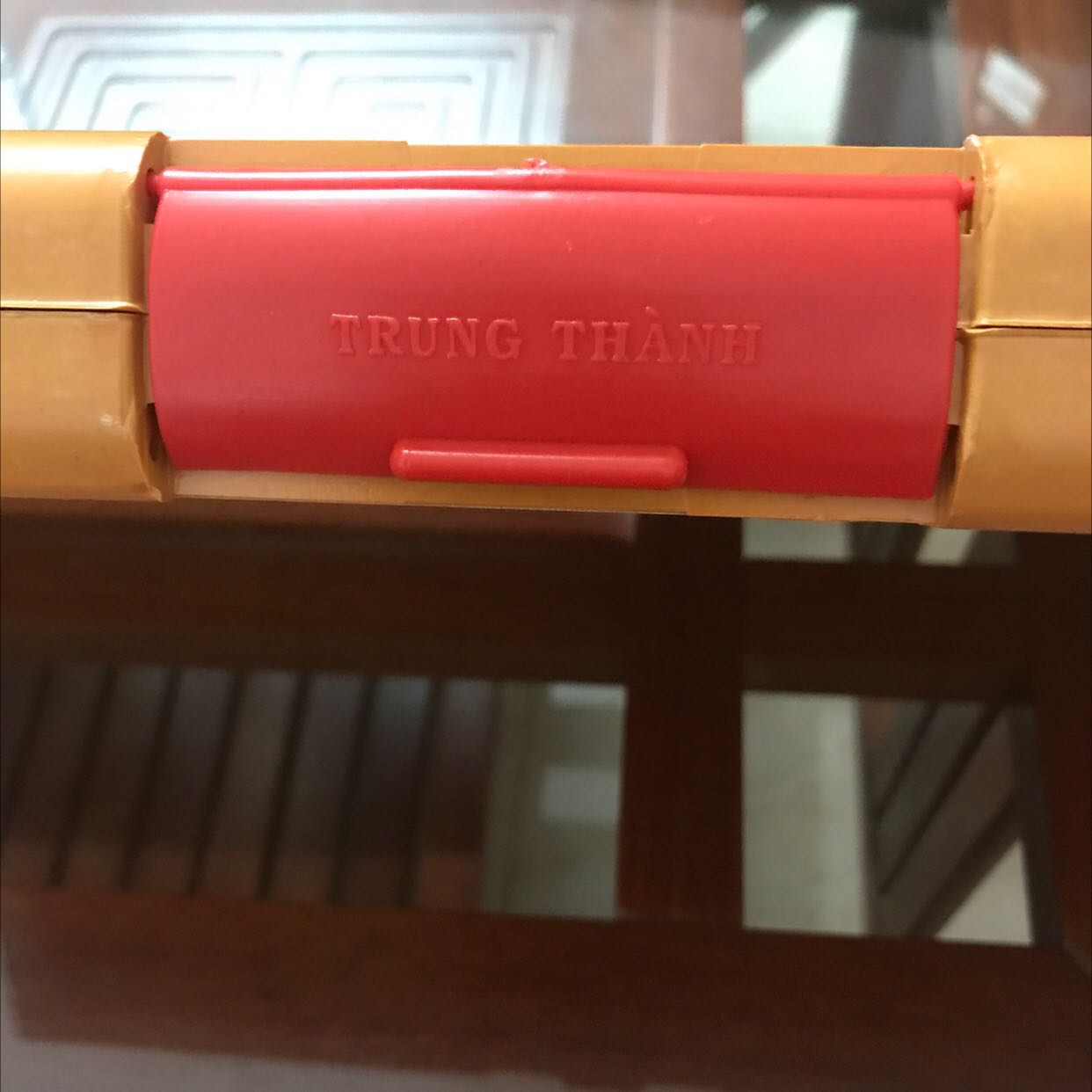 Bàn cờ và quân cờ bằng nhựa, quân cờ đẹp, nút khoá cài hơi khó cho bé, nhìn chung ổn.