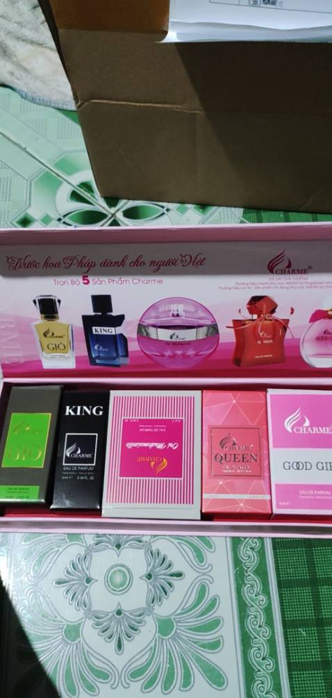 Sản phẩm tốt, mùi thơm, chai là dạng mở nắp chấm chấm chứ không phải có vòi xịt. Đơn mình không có tặng kèm vòng tay