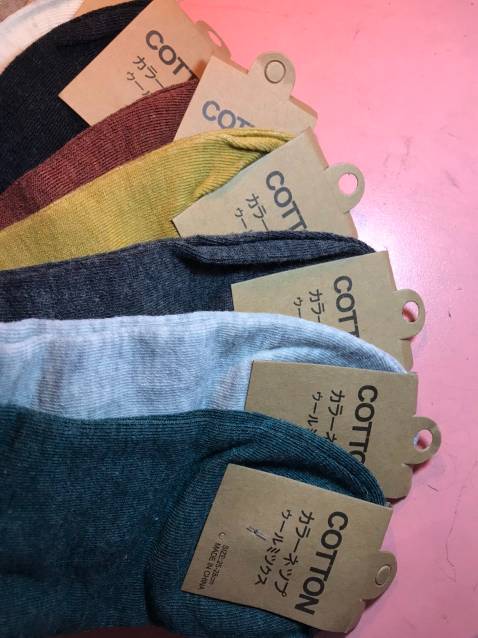 Set 10 đôi tất thoải mái đi cả vụ luôn.
Cổ ngắn m đi qua mắt cá chân 1 tí thôi. Rất ưng vì ngắn đi cho nhanh dễ đi, tháo ra cũng nhanh.