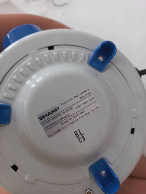 Nồi cơm này k chính hãng. Hàng sharp của Việt nam. Chưa biết sd như thể nào. Thấy thất vọng. Giao hàng ok k móp mó. Chưa sd chưa biết. Giá này là mắc. K biết tốt không