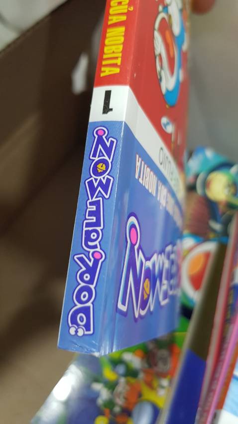 Đồ mới mình mua đi tặng mà kiểm tra sách sứt mẻ, nhăn nheo hết cả bìa thế này mình sao tặng được. Hộp đựng cũng xấu nữa. Mình mới nhận hôm nay thôi đấy, yêu cầu bên bạn xử lý ngay giúp mình. Tạm thời đánh giá 1 sao nhé.  
~ Hà Nội ngày 30/12/2021