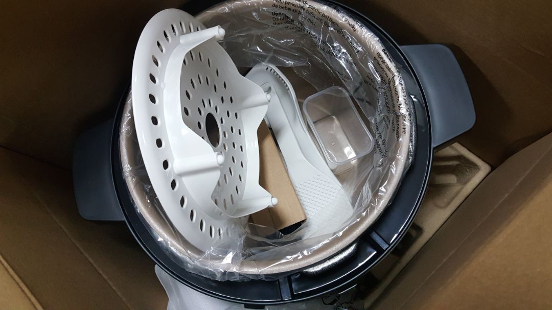 Giao hàng nhanh. Điện máy vàng đóng gói kỹ và cẩn thận hơn là tiki trading (so với chiếc air fryer trước mua của tiki trading nhé ^^). Hàng đủ phụ kiện, lưu ý giắc cắm 3 chân nên bạn nào mua nhớ thêm cổng chuyển đổi sang 2 chân nhé. Hàng nhập khẩu nên toàn tiếng Anh. Bạn nào tính mua cho bố mẹ lớn tuổi dùng thì nên mua hàng hãng, phím bấm chức năng và hướng dẫn sử dụng là tiếng Việt. Phiếu bảo hành đi kèm ghi bảo hành 2 năm tại Điện máy vàng.