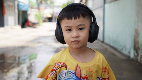 Lúc mua không hề biết trên Thế Giới lô WH1000XM4 này bị lỗi bản lề rất nhiều, số xui Tiki giao trúng cho mình cái bị lỗi đó. Hy vọng tiki đọc được cái review này và có chính sách hỗ trợ mình.
Mọi người lên Youtube tìm: sony wh 1000xm4 lỗi bản lề là ra video của mình.
Chỉ cần tìm Google Sony WH1000XM4 creaking plastic sound là ra một đống kết quả của những người mua trúng hàng lỗi. Mình nghĩ Sony làm ăn uy tín, chỉ cần đem tới trung tâm bảo hành họ sẽ đổi hoặc sửa cho mình. Không ngờ khi mang đến, họ giả bộ *** xíu rồi bảo bình thường, không lỗi gì hết. Cầm xoay cái bản lề nó kêu ọt ẹp như thế mà bảo không lỗi ? Tai nghe hơn 5 triệu mà để lỗi gia công như thế giao đến cho khách hàng ? Đeo vào mỗi lần cử động đầu nó cứ kêu cạch cạch thì sao xài ?
Mình phải đi mượn cái micro để quay video thu âm lại đăng lên cho mọi người lưu ý, ai xui mua trúng cái lỗi giống mình thì Sony nó ko bảo hành đâu.