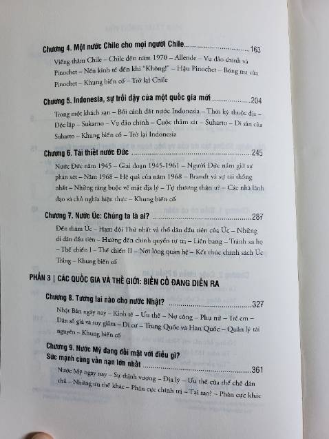 Ai đã đọc Súng, vi trùng và thép rồi thì sẽ không phải chê gì quyển sách này. Nội dung tuyệt vời, cuốn hút. Sách khắc họa những biến động mang tính vĩ mô của một số quốc gia trên thế giới. Nói như La Quán Trung: Mỗi quốc gia Thịnh rồi suy, hợp rồi lại tan...