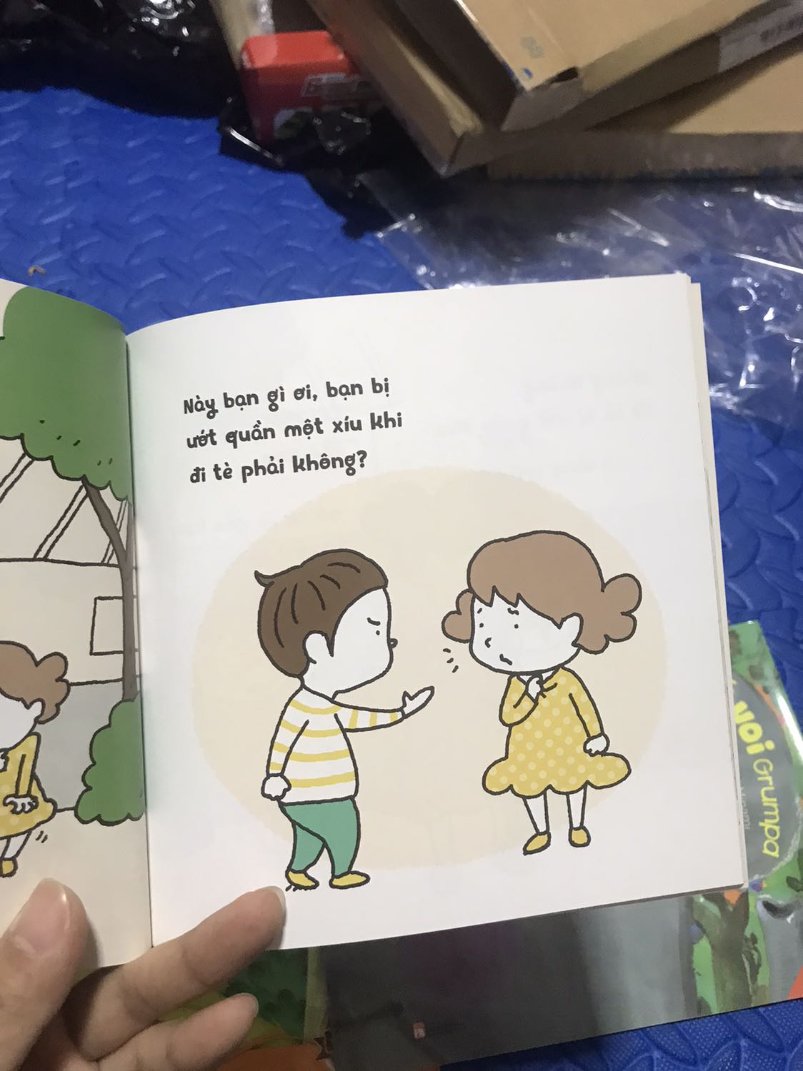 Shop đóng gói cẩn thận. Nội dung khá thú vị. Kể về cậu bé đi tè nhưng lúc nào cũng bị dính 1 chút nên ướt quần. Cậu đi tìm kiếm người giống như mình. Rồi thất vọng trở về. Nào ngờ ông nội chính là người cần tìm. Hình vẽ siêu dễ thương. Màu sắc tươi sáng. Sách tuy khổ nhỏ nhưng nhiều trang. Bé rất thích cuốn sách này