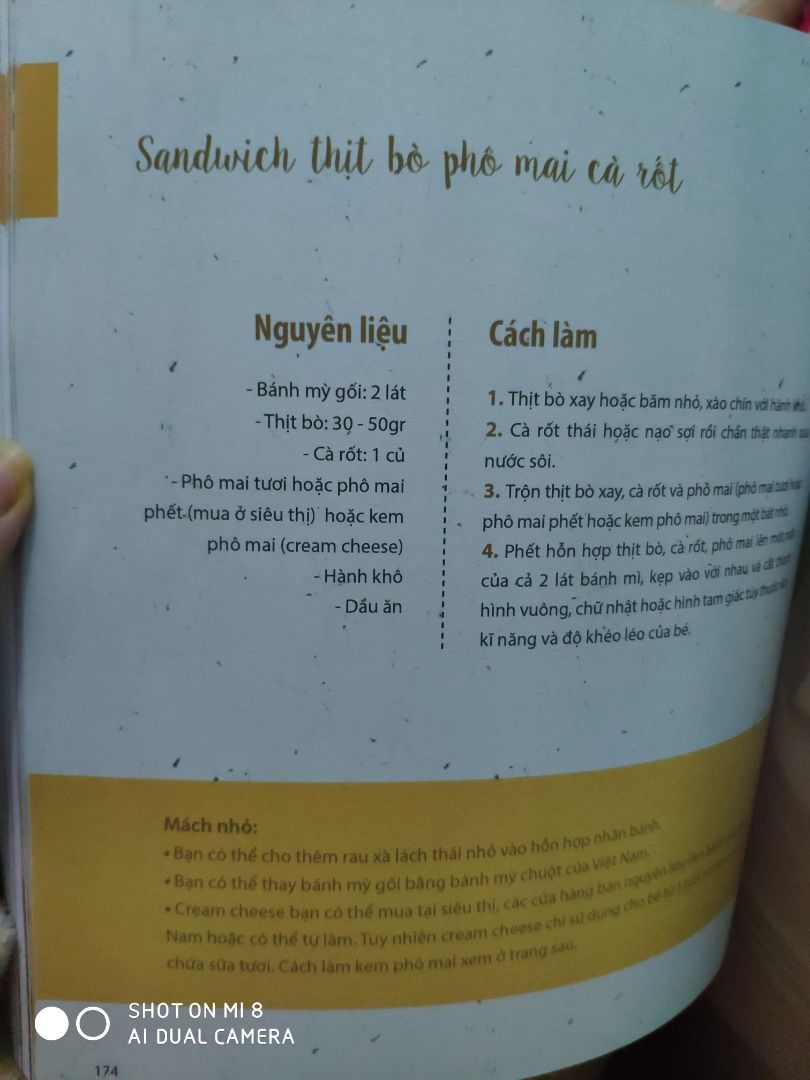 Mình đặt mua bộ 3 quyển: Ăn dặm không phải là cuộc chiến, Con nghĩ gì mẹ biết không, Ăn dặm kiểu nhật. Hôm nay về trước 2 quyển, trong đó quyển Ăn dặm không phải là cuộc chiến rất nhiều tranh bị bẩn mực đen không biết là do khi in bị nhòe ra hay bị sao nữa. Trước khi mua đọc bình luận thấy cũng có mom bình luận là sách bị bẩn mực nhiều trang mà mình vẫn đặt mua vì nghĩ chỉ là chuyện hi hữu thôi, ai ngờ hôm nay mình vẫn nhận được hàng bị bẩn mực như thế. Chắc là lo hàng mới xuất bản lần này bị lỗi mực mà vẫn bán cho khách. Cảm thấy thất vọng quá. ?.