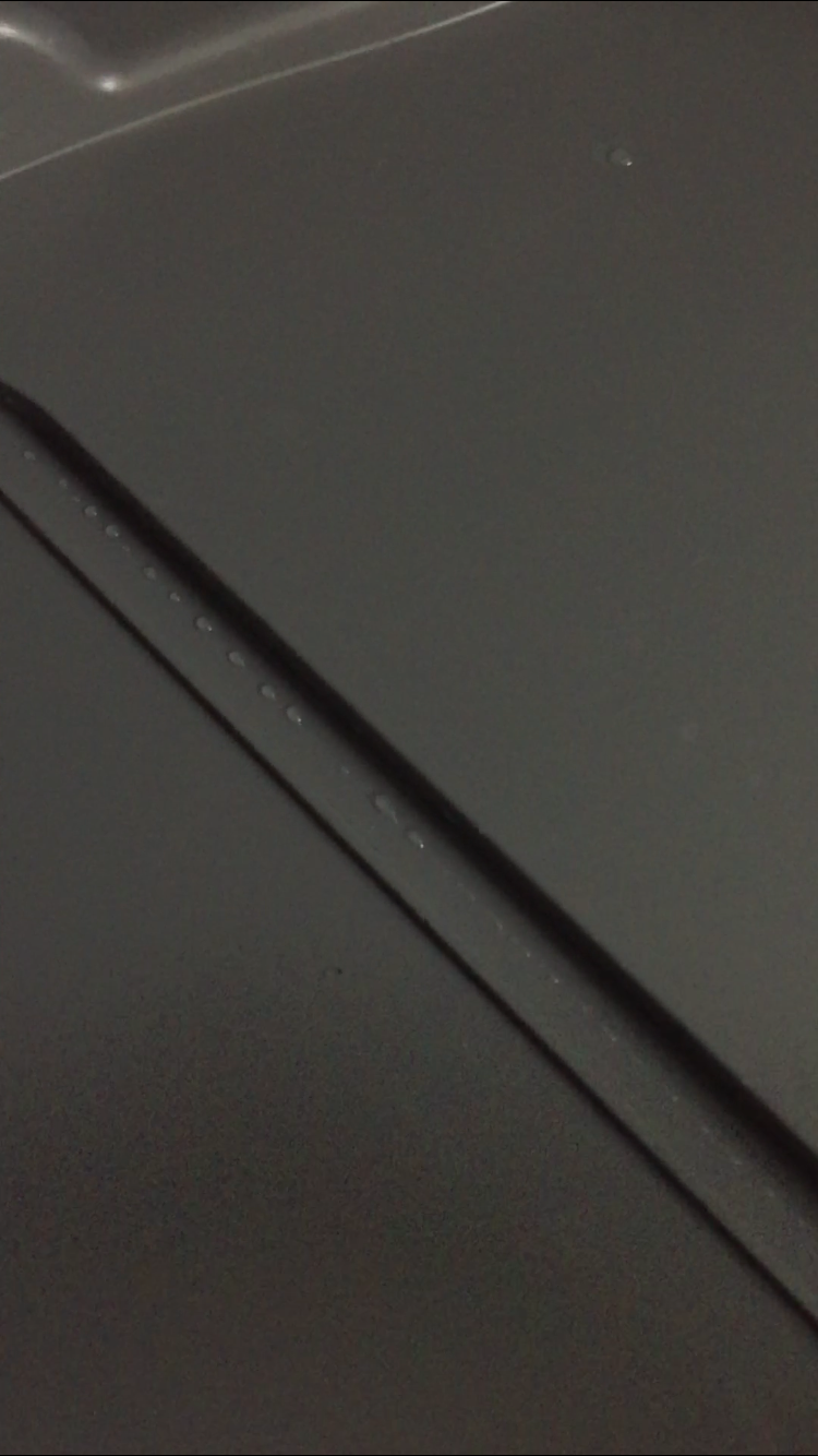 Có bác nào dính trường hợp như e ko??? Nhận thùng nguyên đai nguyên kiện nhưng mở máy ra thì ngoài cửa có vết bẩn dính két, bên trong khoang rửa thì dính cả nước. Máy mới tinh thì bên trong có nước đc ko ạ??? Phản ánh bên tiki trả lời là có nước là do thử máy trc mới giao đến cho khách hàng. Còn khách hàng nhận thì ko được thử. Đã ko đc thử thì chẳng có bên nào đc thử hết!! Máy có làm sao thì trả lại bên nhà sản xuất Electrolux chứ sao phải thử. Chờ 2 ngày ko phản hồi m gọi điện lại bảo chờ tiếp 2 ngày nữa để làm việc với bên bán. TÓM LẠI CÓ BÁC NÀO MUA MÁY MÀ ĐC NGTA THỬ MÁY TRC HỘ MÌNH CHƯA Ạ???