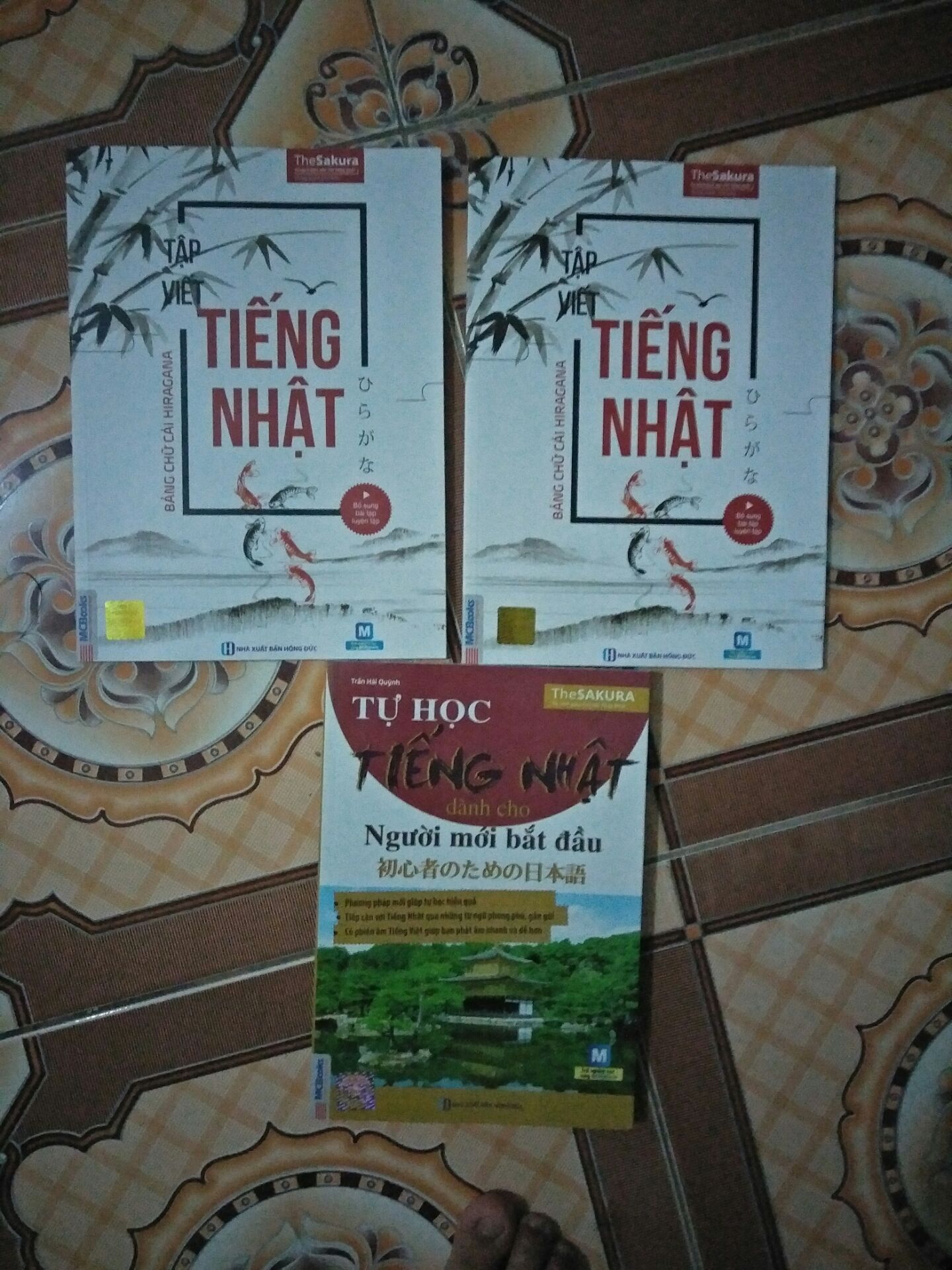 sao lại có những hai quyển tập viết hiragana 
không có quyển tập viết katakana