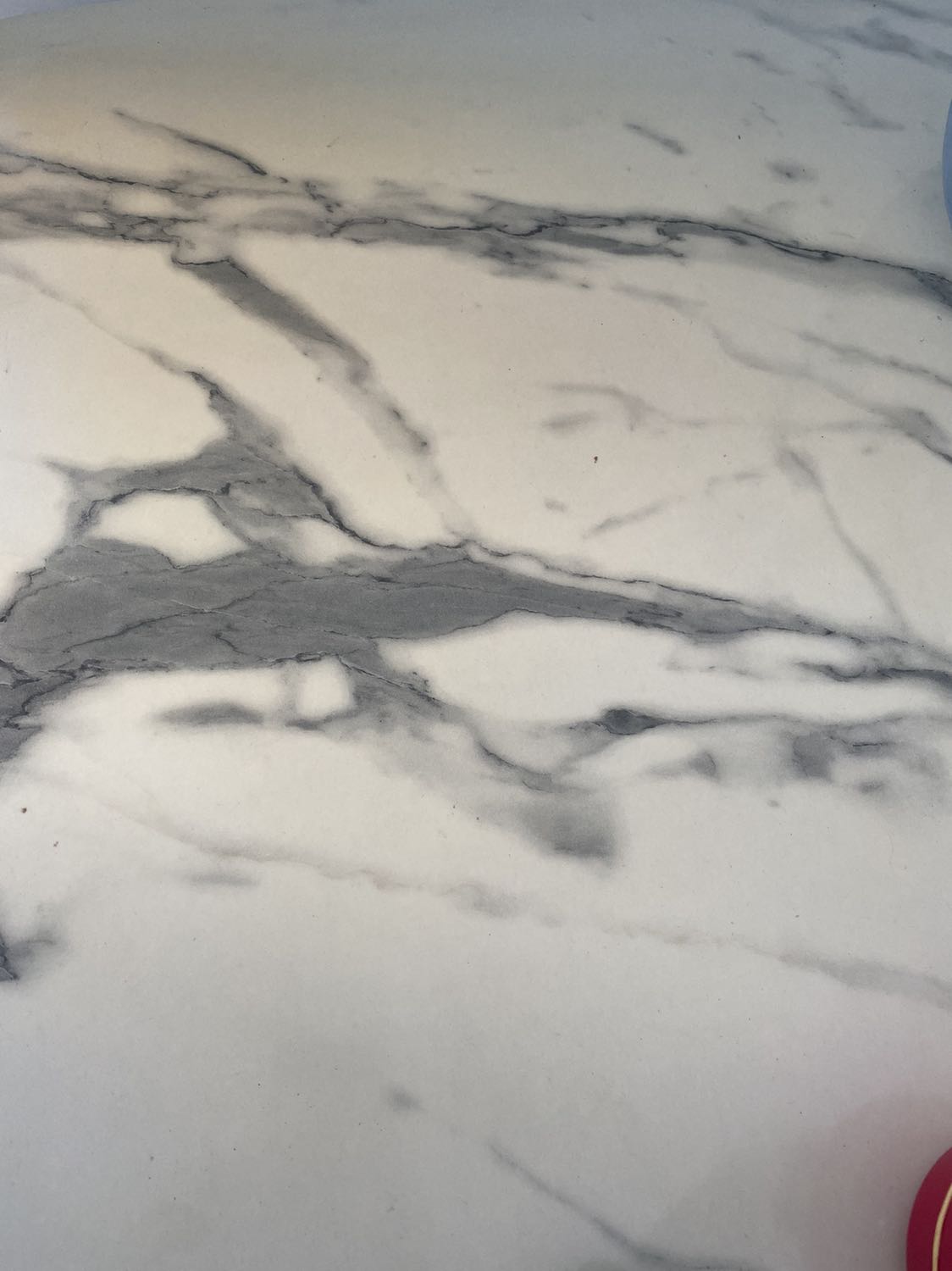 Bàn va ghe hơi lỗi, mặt bàn lốm đốm ố vàng.