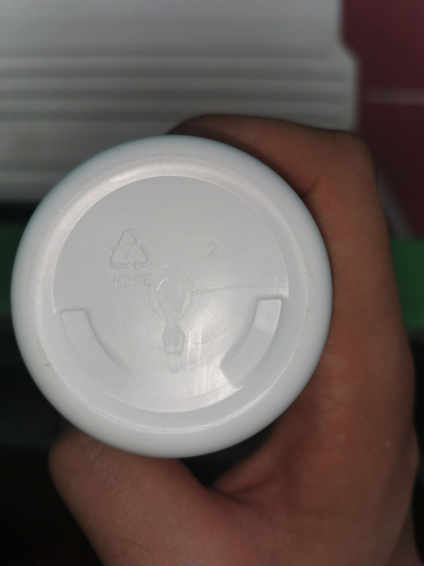 Mùi thuốc rất hắc. Túi chống ẩm đã chuyển màu vàng. Vỏ viên thuốc mềm. không cứng như lọ mình mua xách tay.
Date in to và lệch. Hình khắc chìm dưới đáy mờ nhoè.
Nghi ngờ hàng không chính hãng.