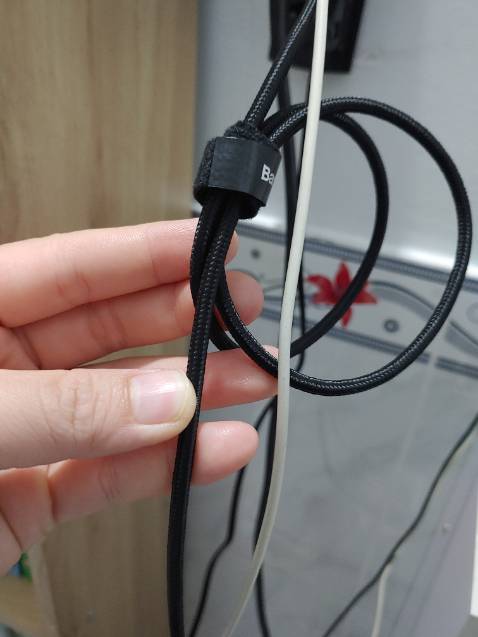 Sạc nhanh nhưng do dây dài nên 1s sau mới hiện kí hiệu sạc nhanh.
Dây trông rất chắc và dài.
Quà tặng kèm cũng chống điện thoại rất tốt.